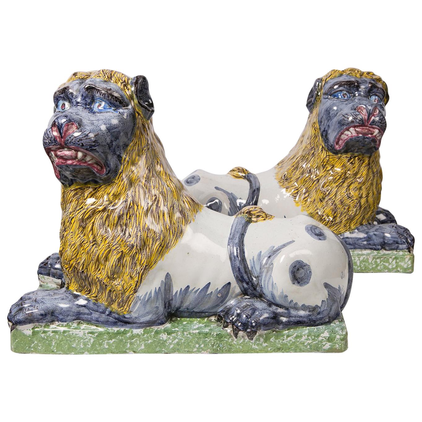 Paar große antike Luneville-Löwen, hergestellt um 1800 im Angebot