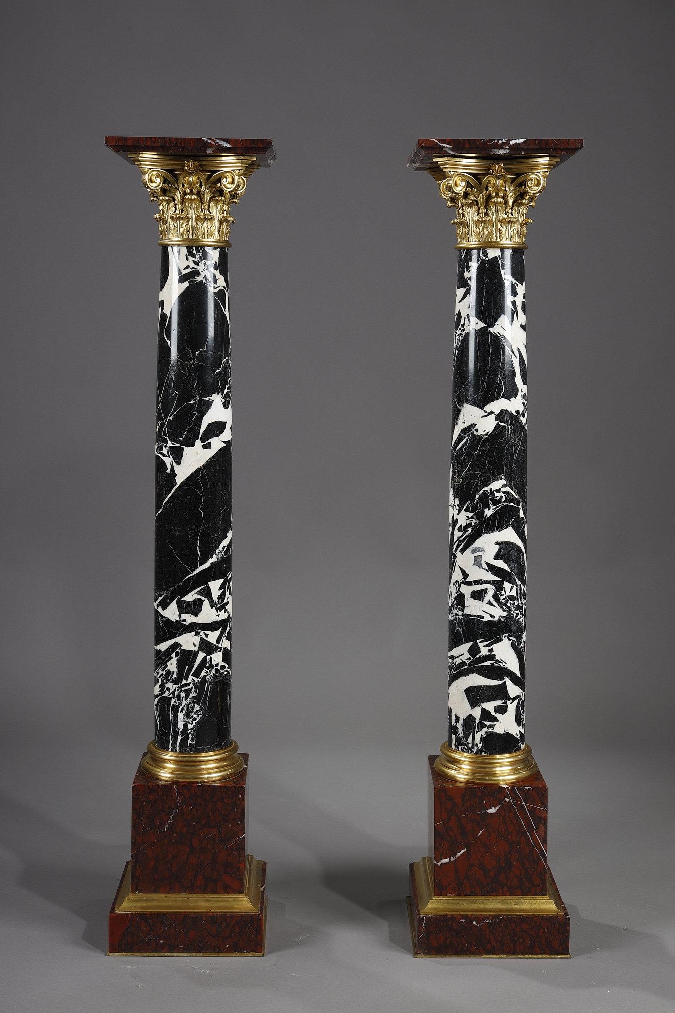 Pair of columns in large antique marble, rings and Corinthian capitals in chased and gilded bronze, resting on a base and shelf in griotte red marble. Provenance: former collections of the Dukes of Fitz-James and by marriage.