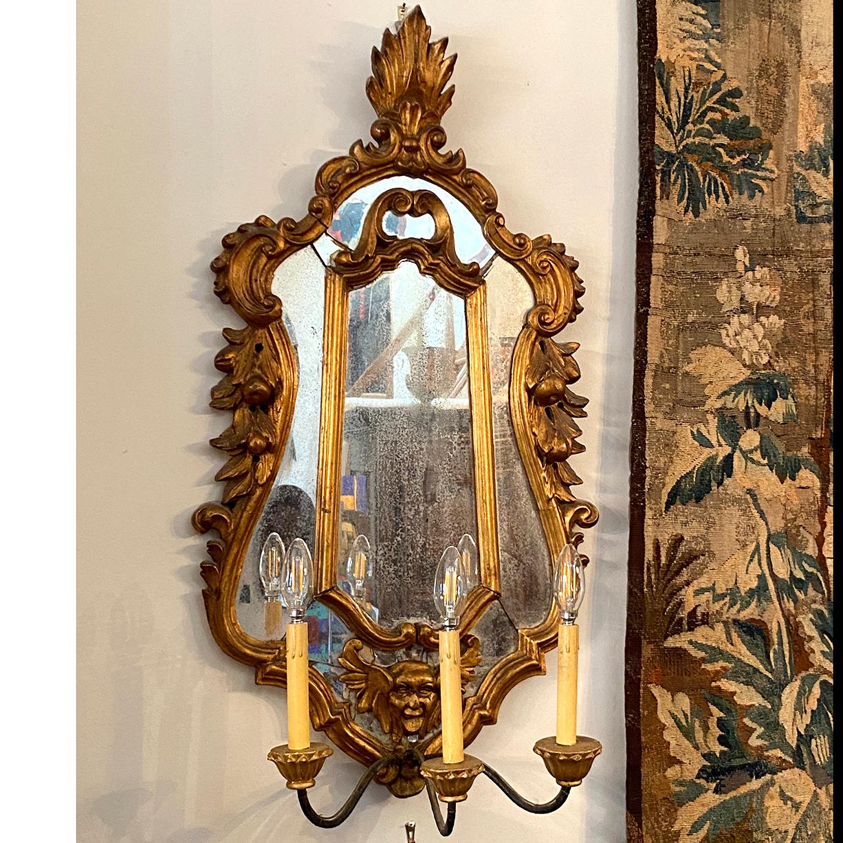 Intagliato a mano Coppia di grandi lampade antiche in legno dorato con specchio in vendita