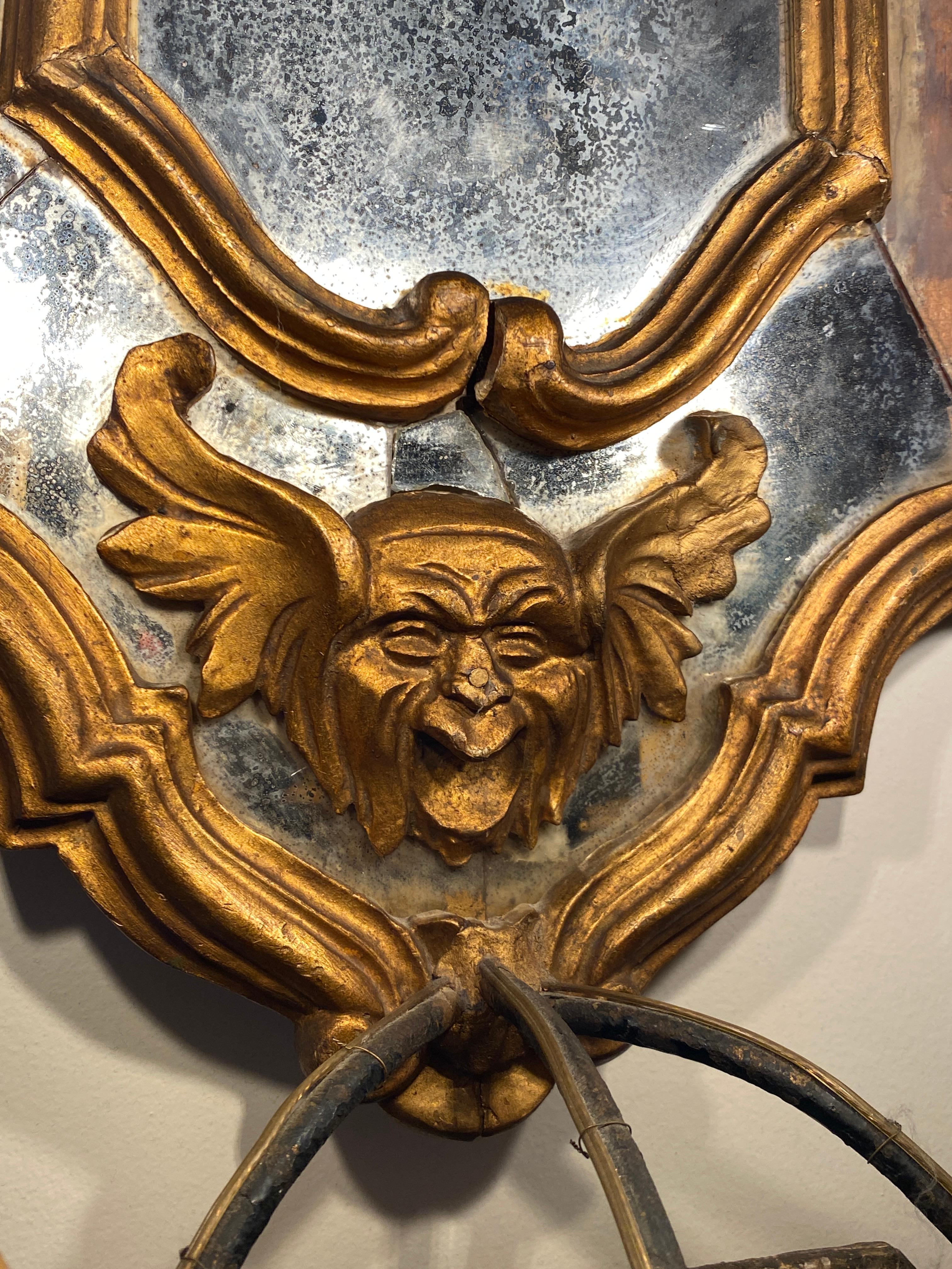 Coppia di grandi lampade antiche in legno dorato con specchio In condizioni buone in vendita a New York, NY