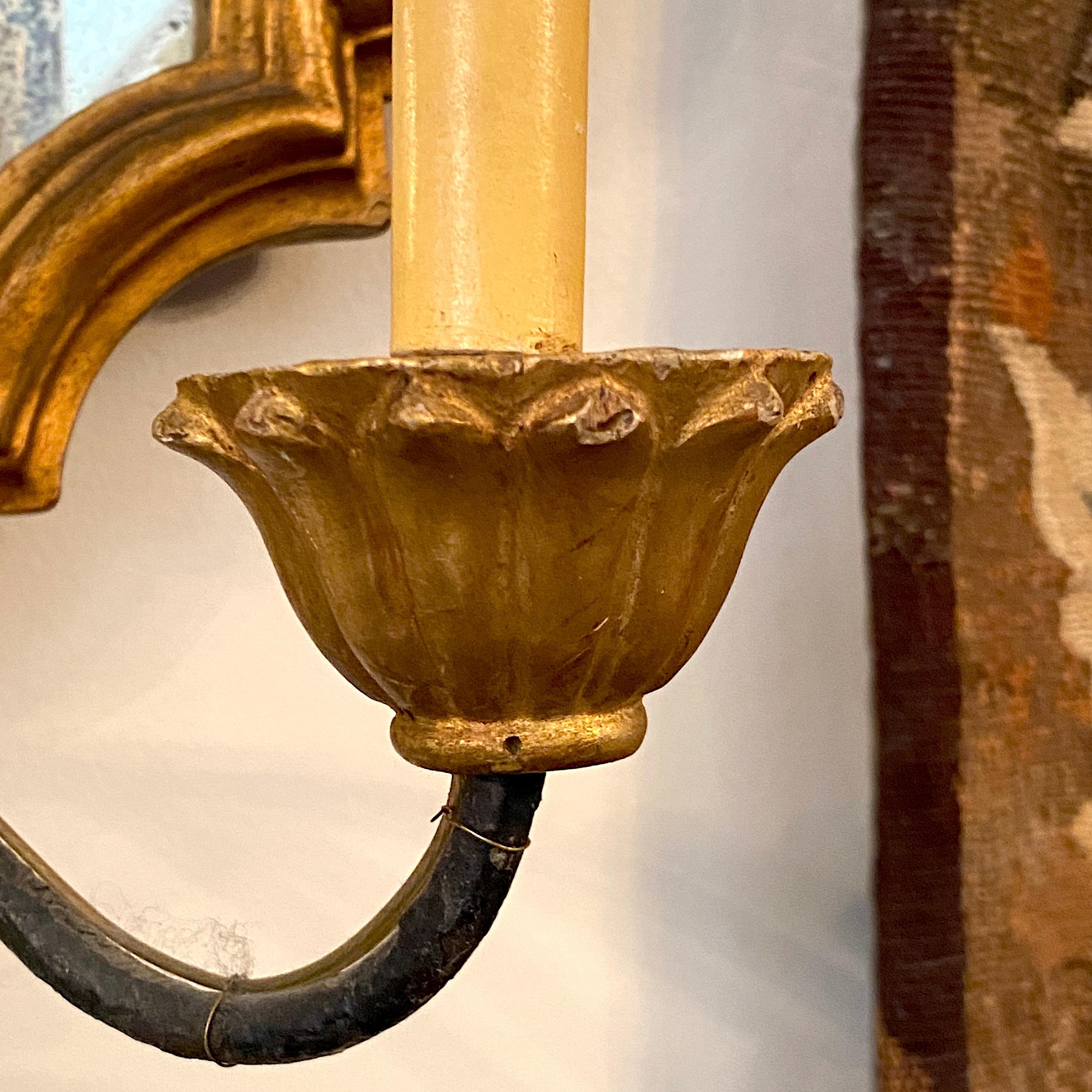 Specchio Coppia di grandi lampade antiche in legno dorato con specchio in vendita