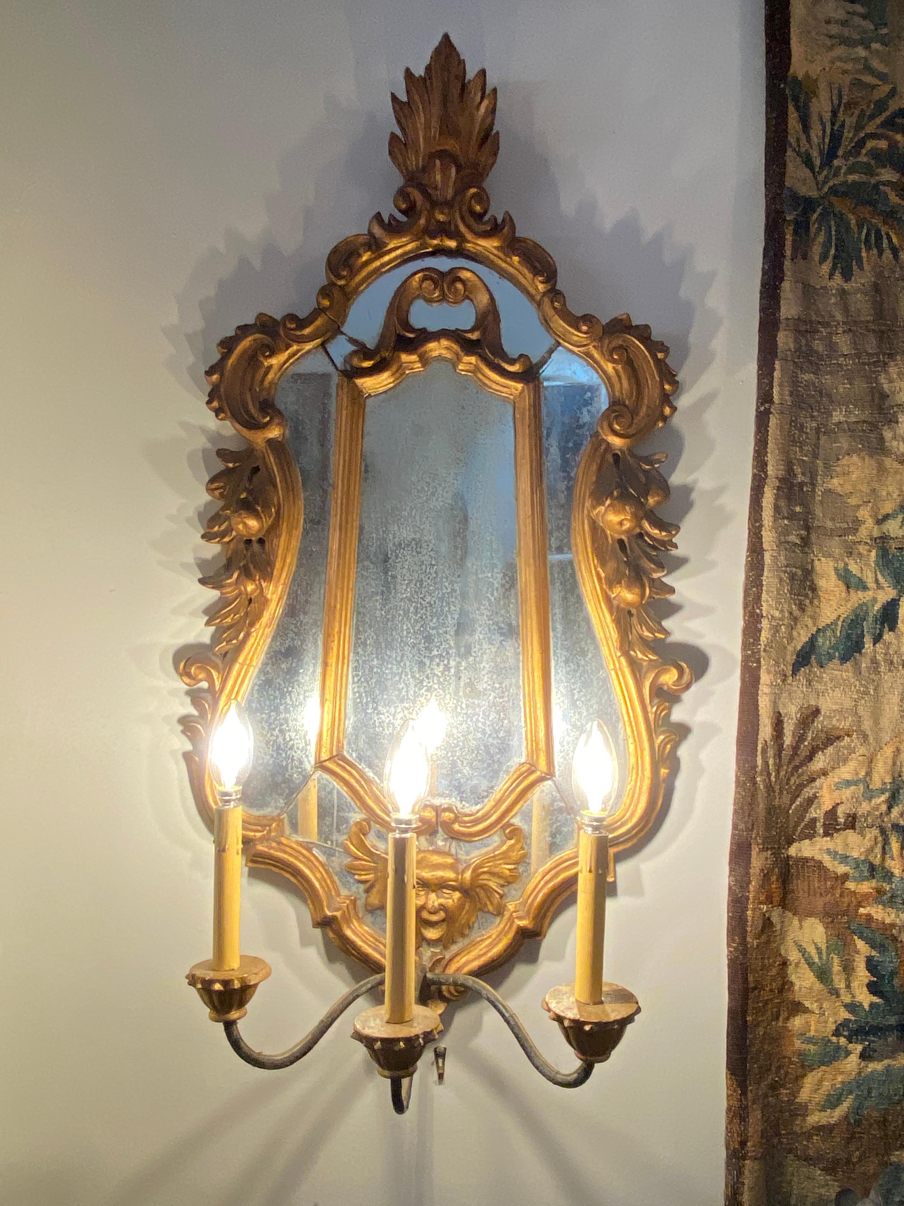 Coppia di grandi lampade antiche in legno dorato con specchio in vendita 1