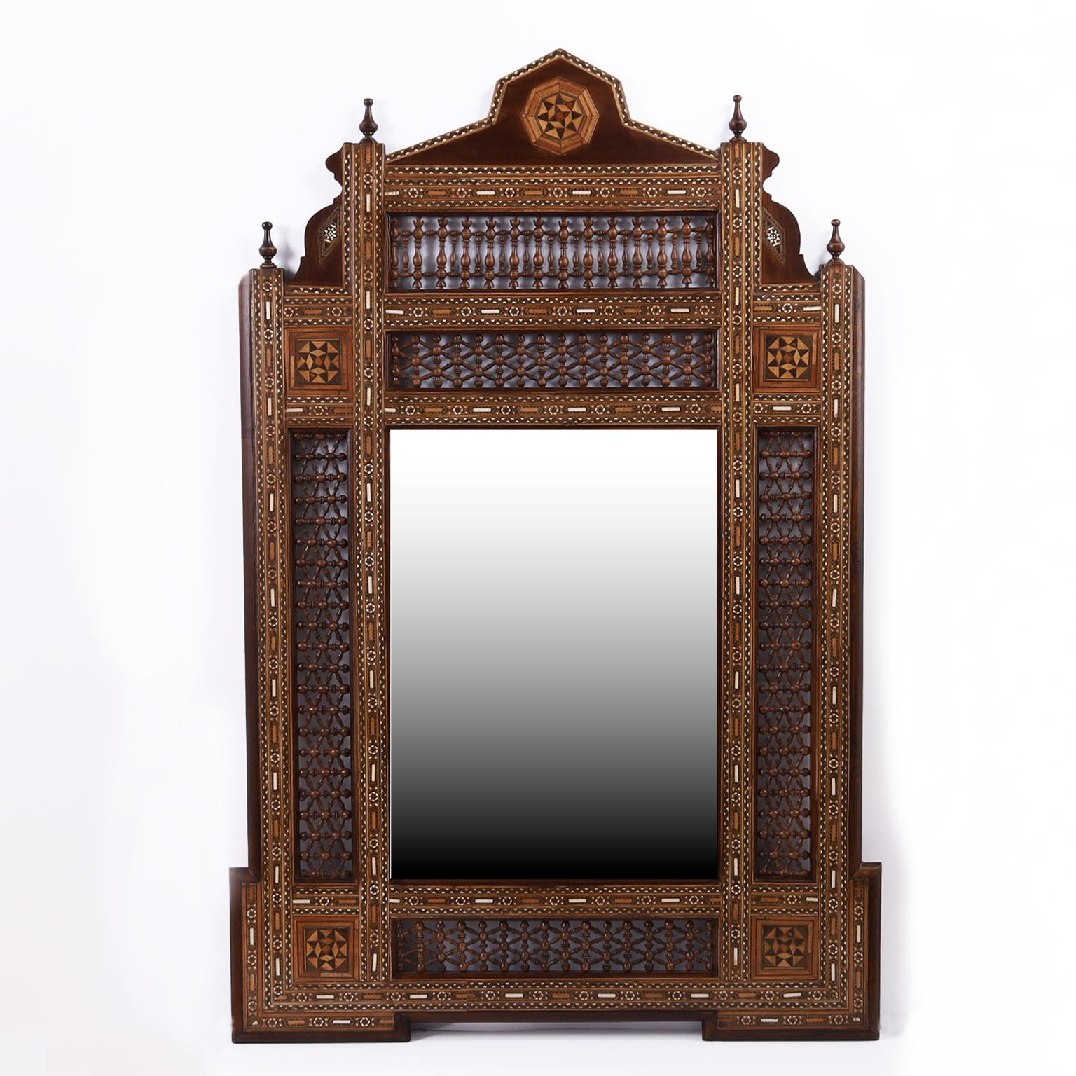 Rare et remarquable paire de miroirs marocains du 19e siècle, fabriqués en bois dur indigène, de forme mauresque classique, avec des épis de faîtage tournés, des marqueteries de bois exotiques et d'os, des balustrades et des panneaux à bâtons rompus