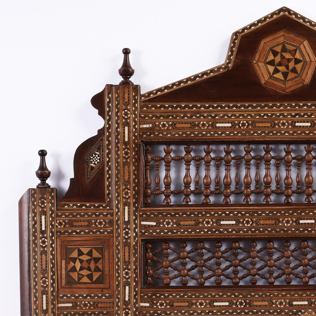 Mauresque Paire de grands miroirs muraux marocains anciens marquetés en vente