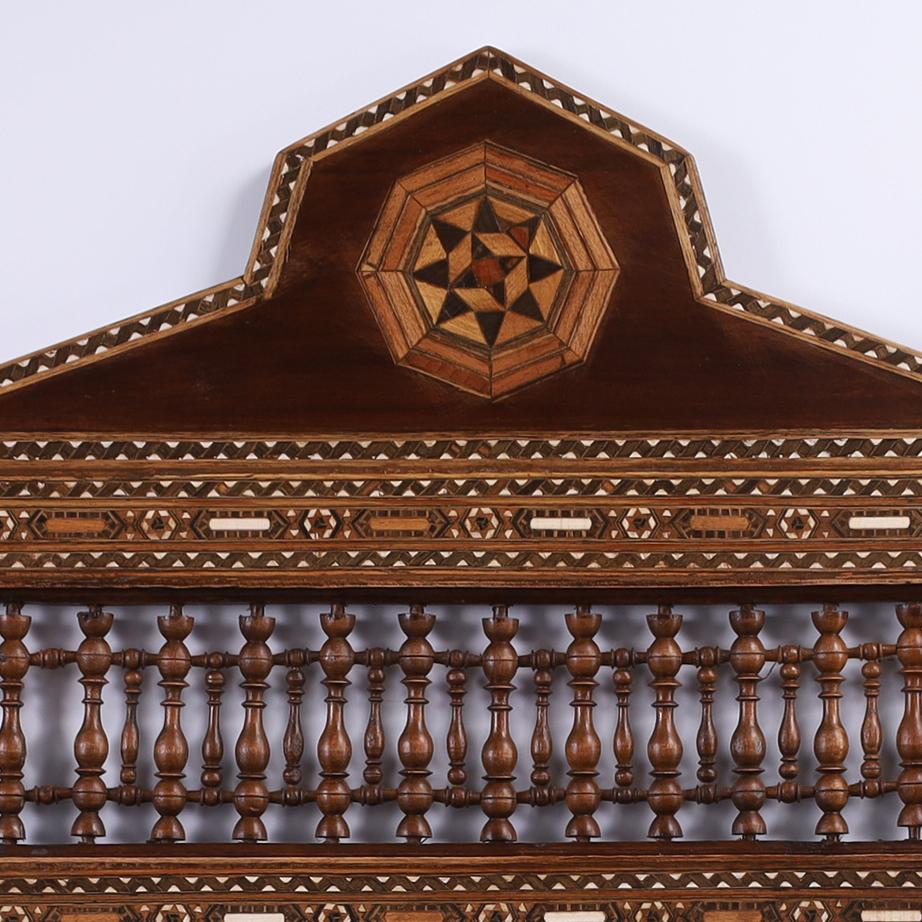 Marocain Paire de grands miroirs muraux marocains anciens marquetés en vente