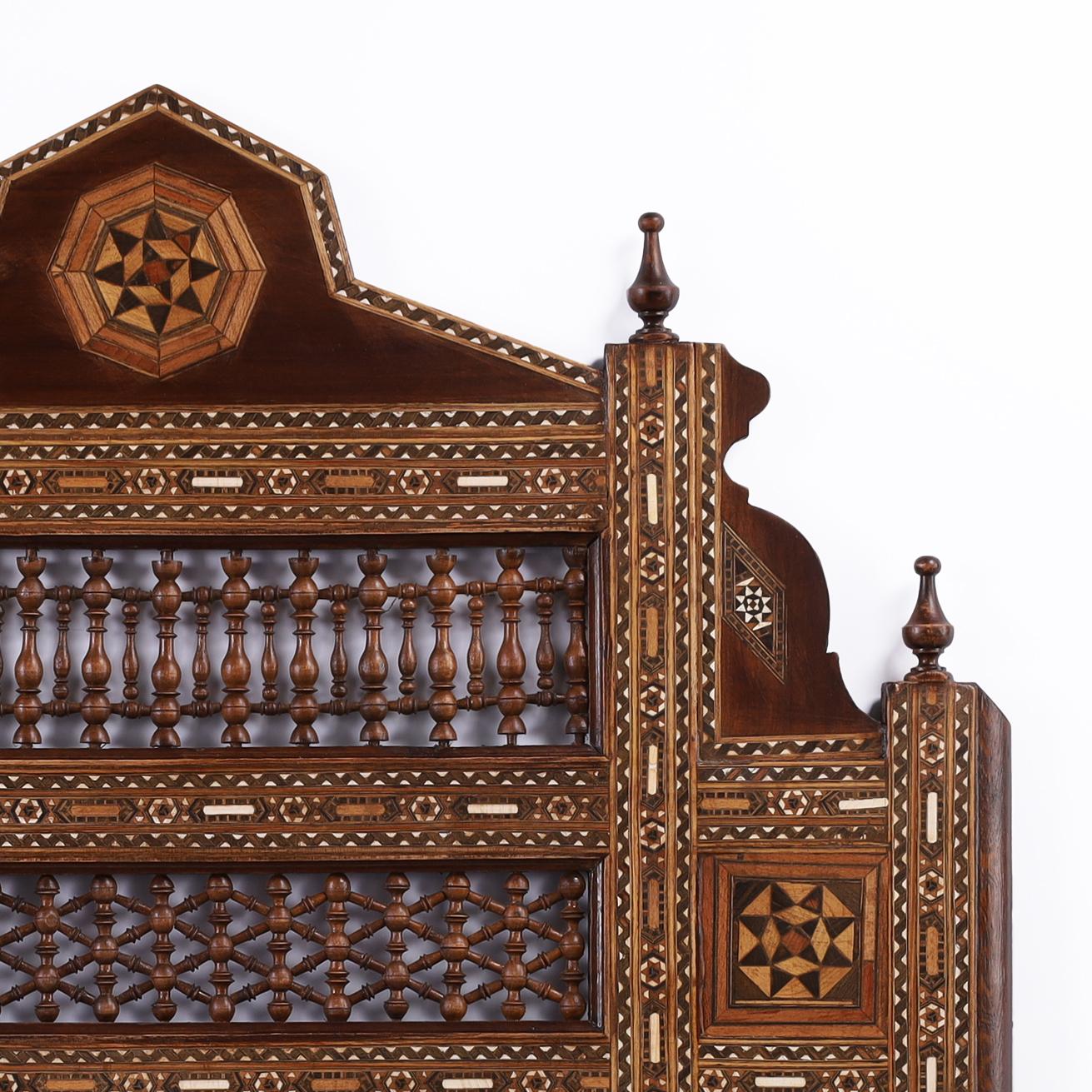 Biseauté Paire de grands miroirs muraux marocains anciens marquetés en vente