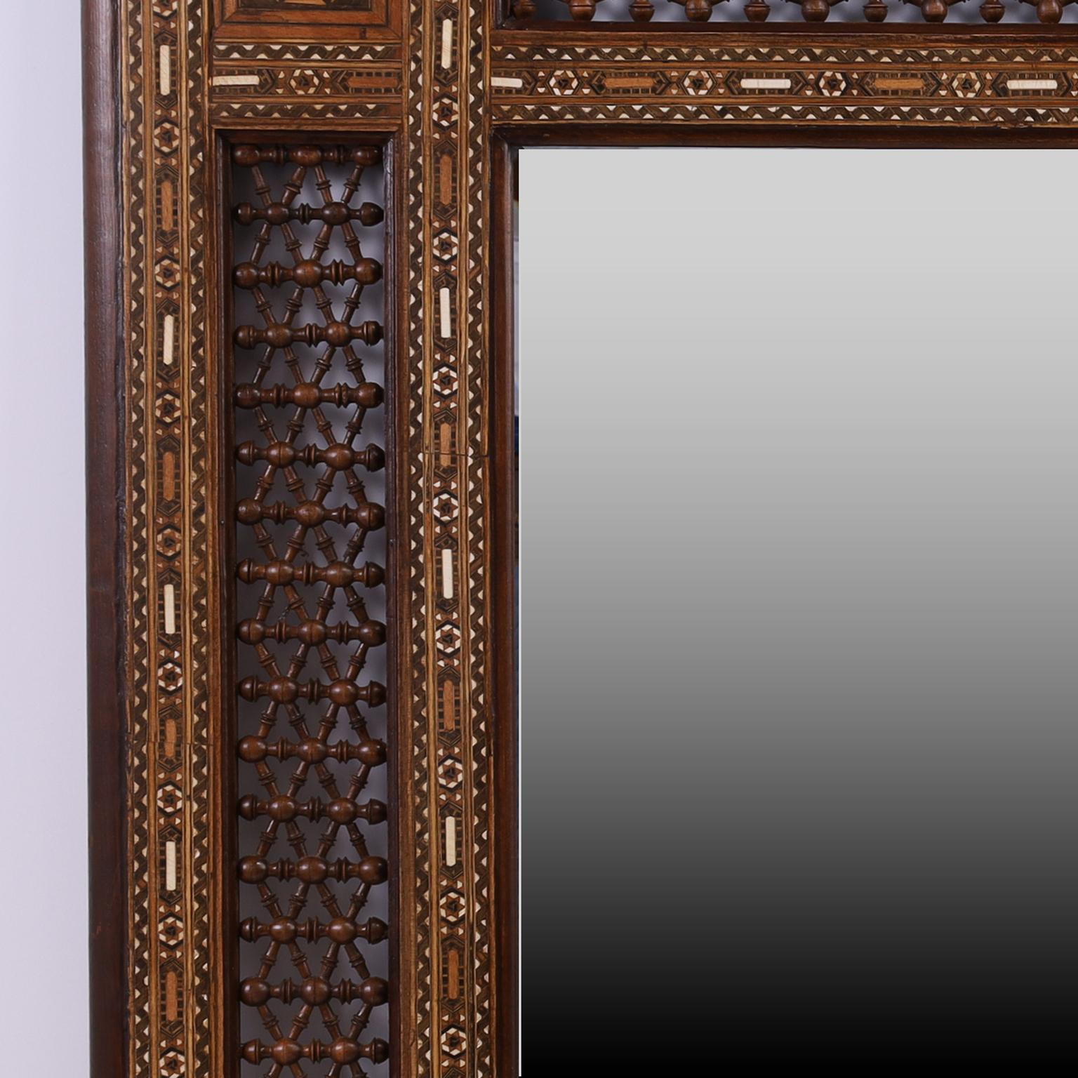 Paire de grands miroirs muraux marocains anciens marquetés Bon état - En vente à Palm Beach, FL