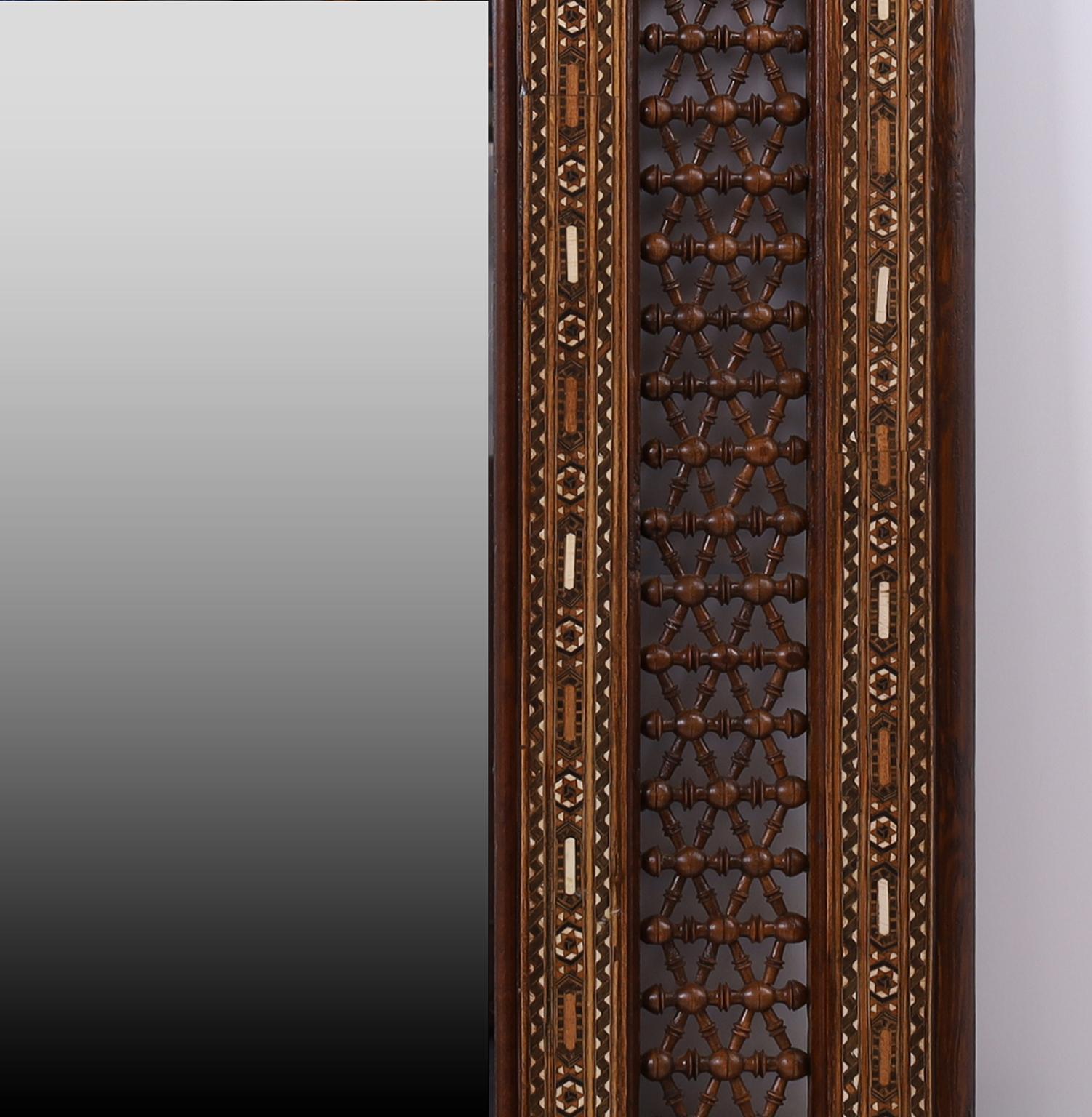 XIXe siècle Paire de grands miroirs muraux marocains anciens marquetés en vente