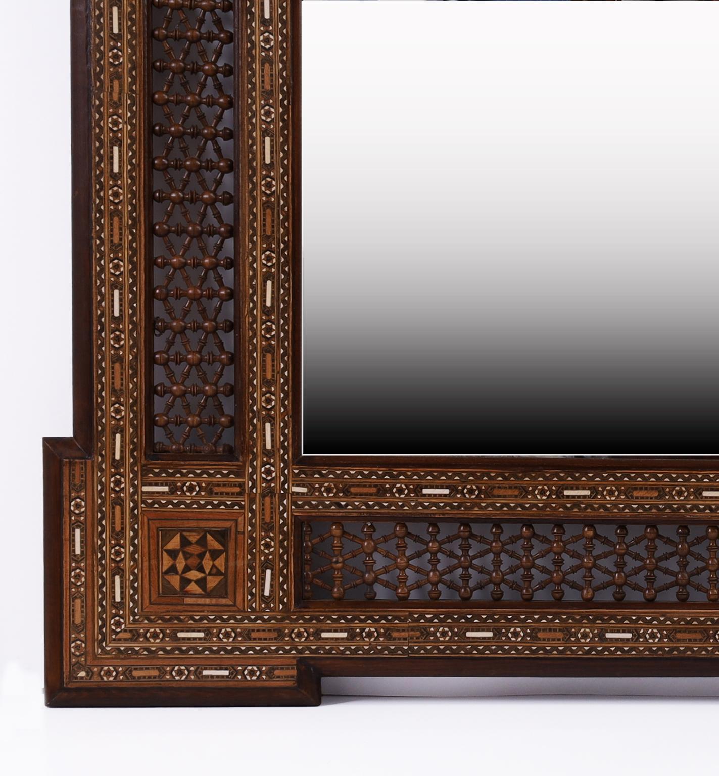 Os Paire de grands miroirs muraux marocains anciens marquetés en vente