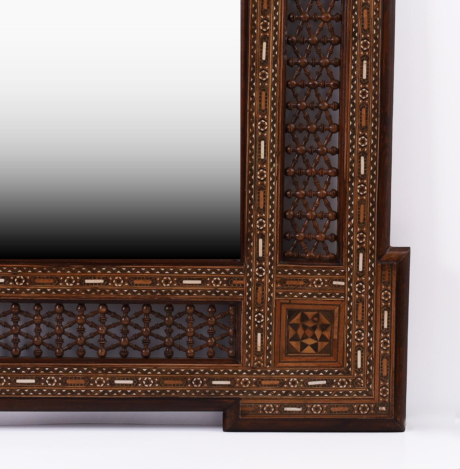 Paire de grands miroirs muraux marocains anciens marquetés en vente 1
