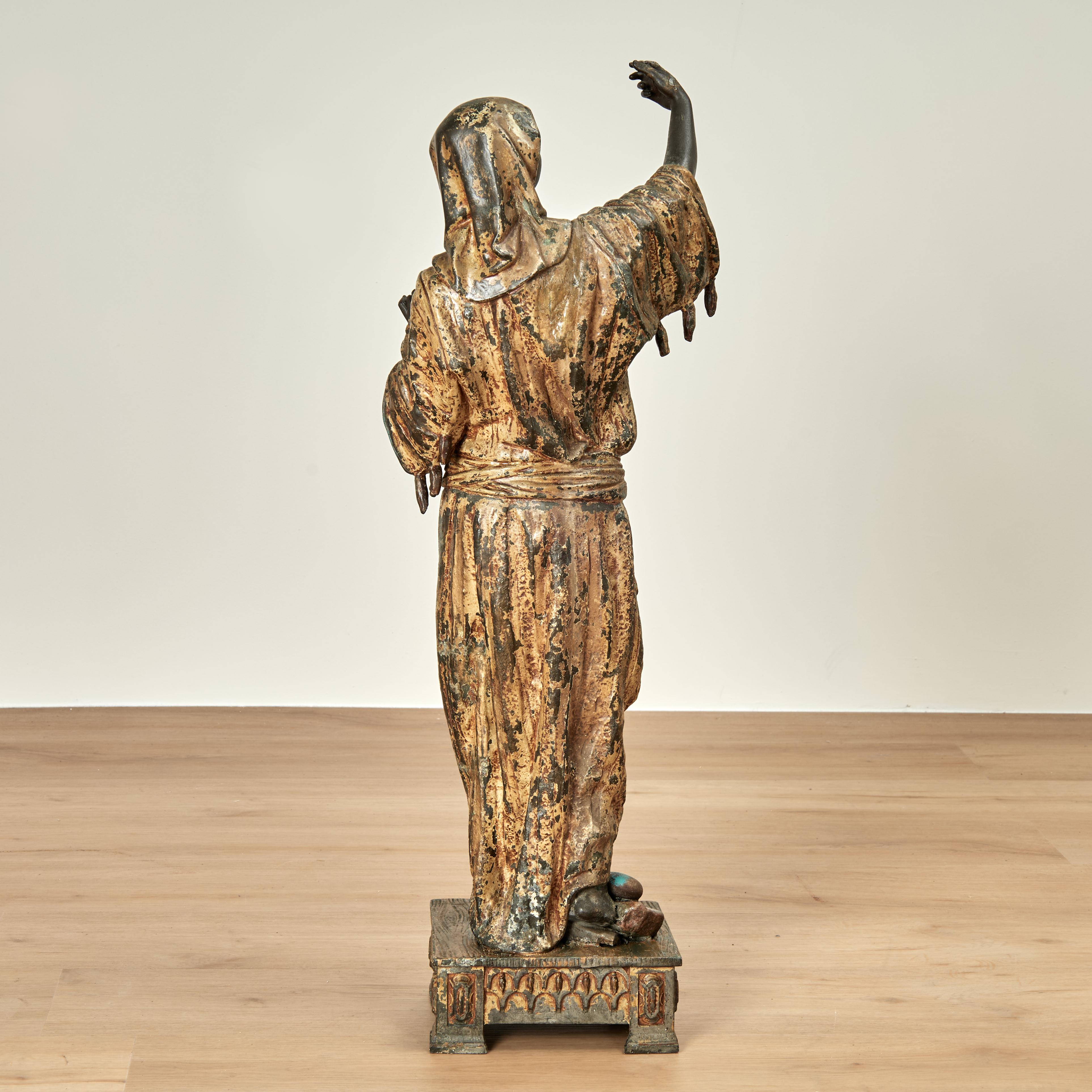 Paar große antike orientalische Bronzeskulpturen oder Statuen im Angebot 1