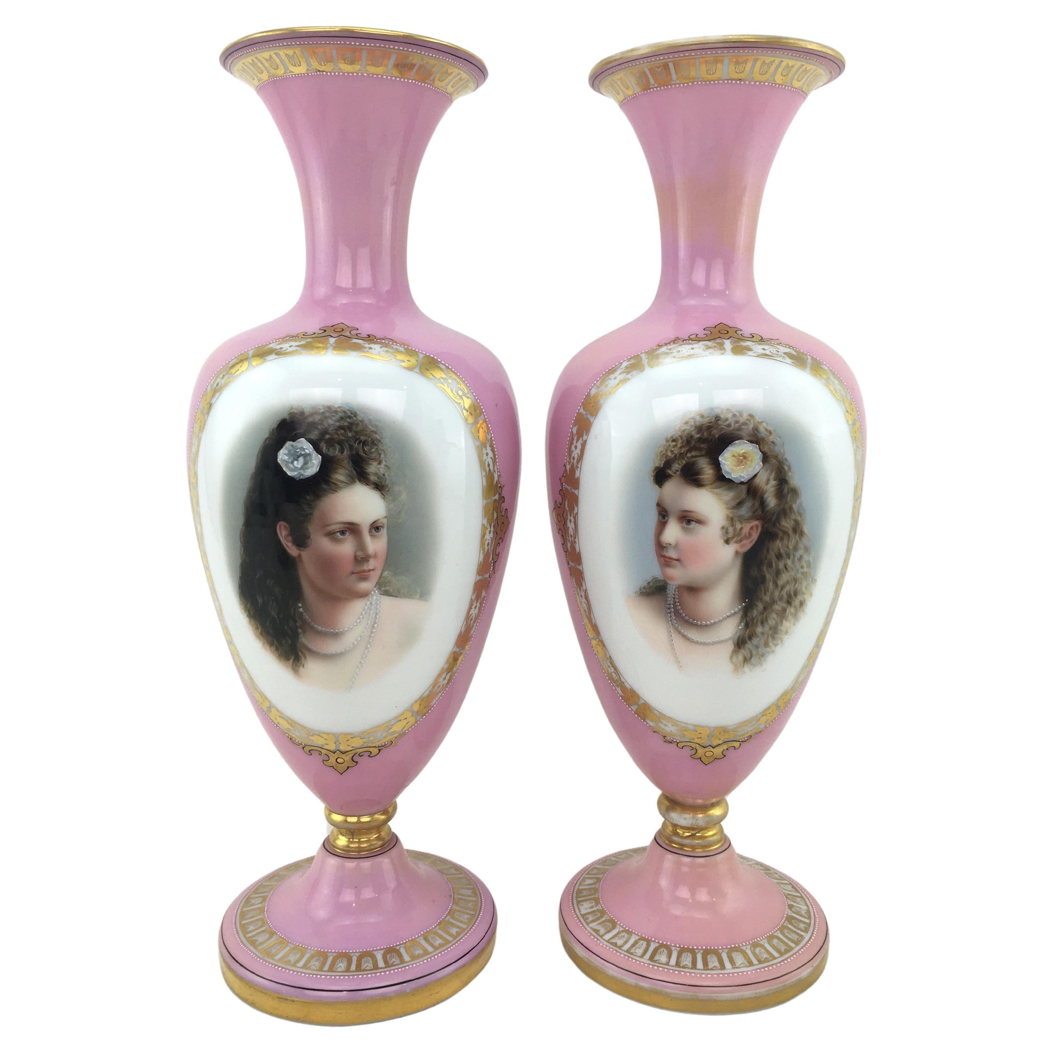 Paire de grands vases portraits anciens en verre émaillé rose avec accents dorés