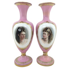 Paire de grands vases portraits anciens en verre émaillé rose avec accents dorés