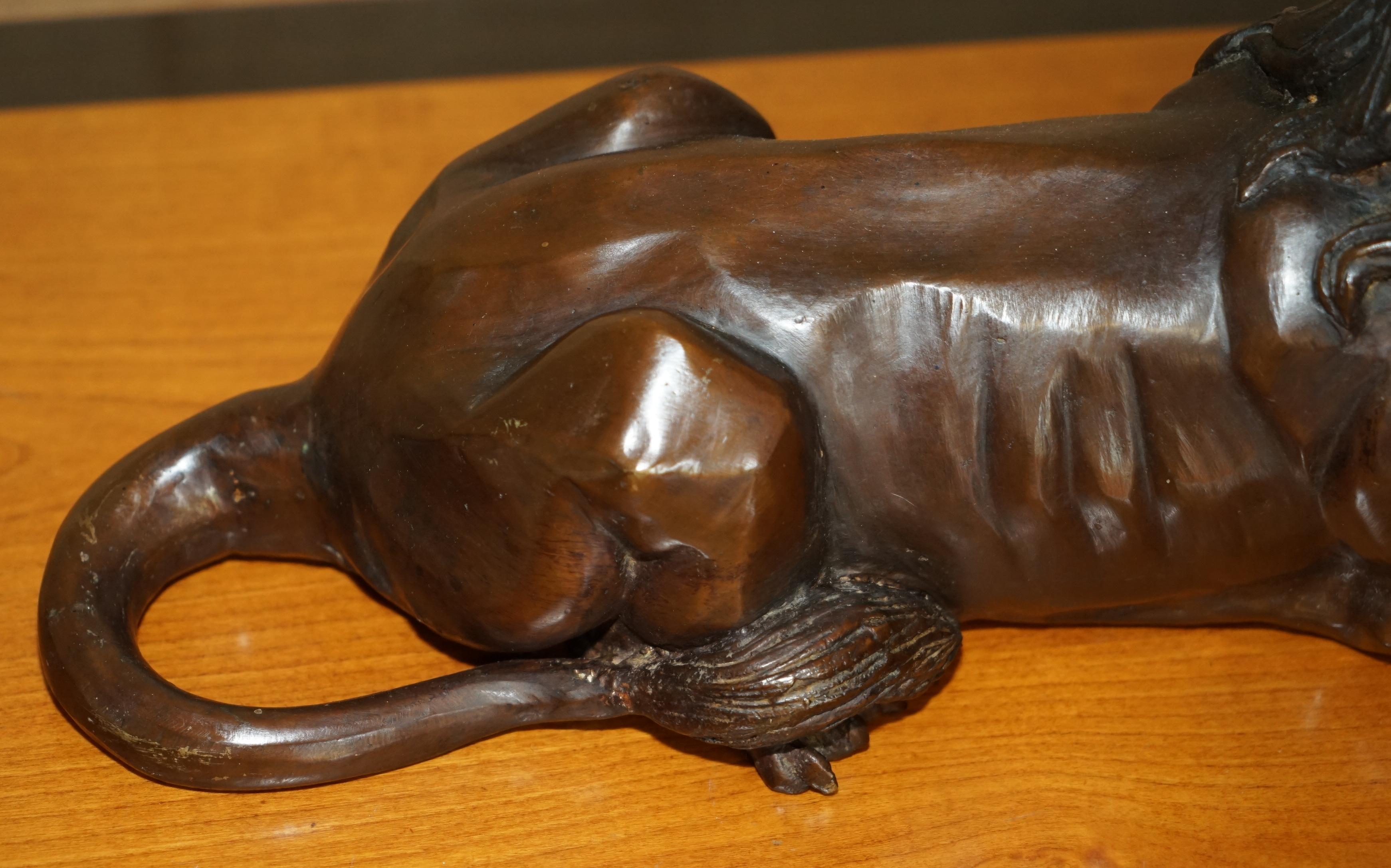 COPPIA DI GRANDI STATUE DI LEONE RECUMBANTE ANTICO IN BRONZO SUPER DECORATIVE DA VEDERE in vendita 2
