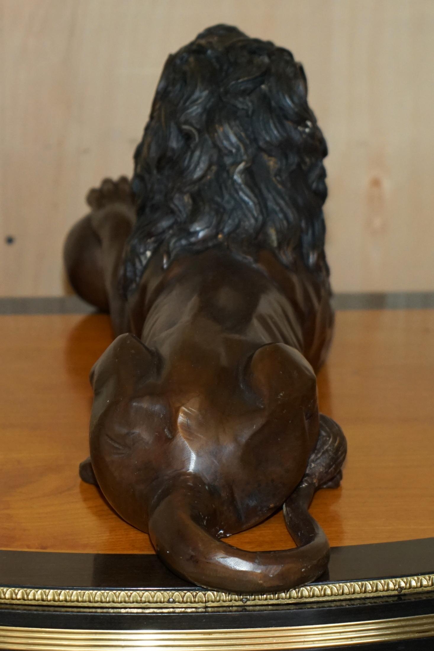 COPPIA DI GRANDI STATUE DI LEONE RECUMBANTE ANTICO IN BRONZO SUPER DECORATIVE DA VEDERE in vendita 3