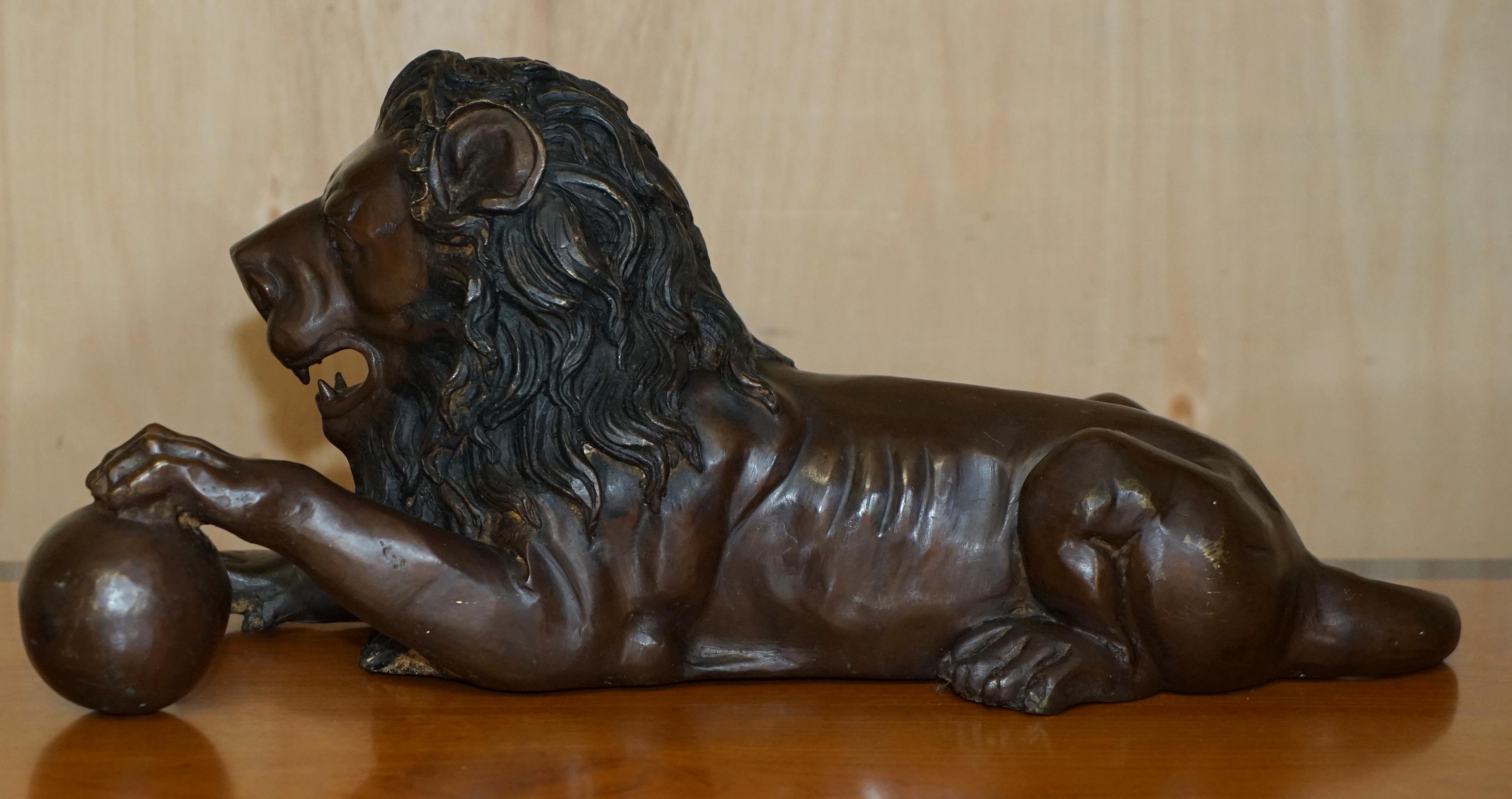 COPPIA DI GRANDI STATUE DI LEONE RECUMBANTE ANTICO IN BRONZO SUPER DECORATIVE DA VEDERE in vendita 6