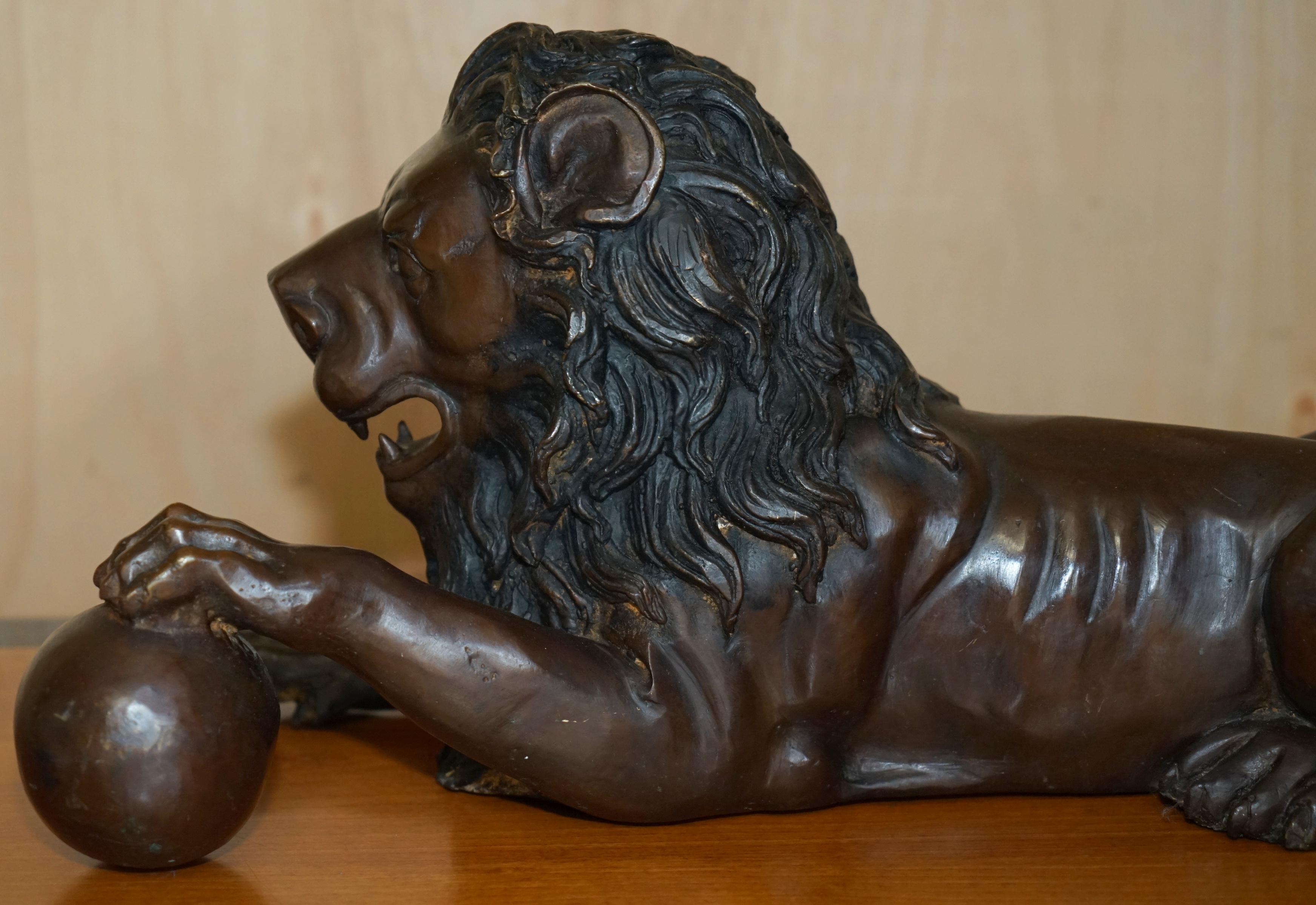COPPIA DI GRANDI STATUE DI LEONE RECUMBANTE ANTICO IN BRONZO SUPER DECORATIVE DA VEDERE in vendita 7