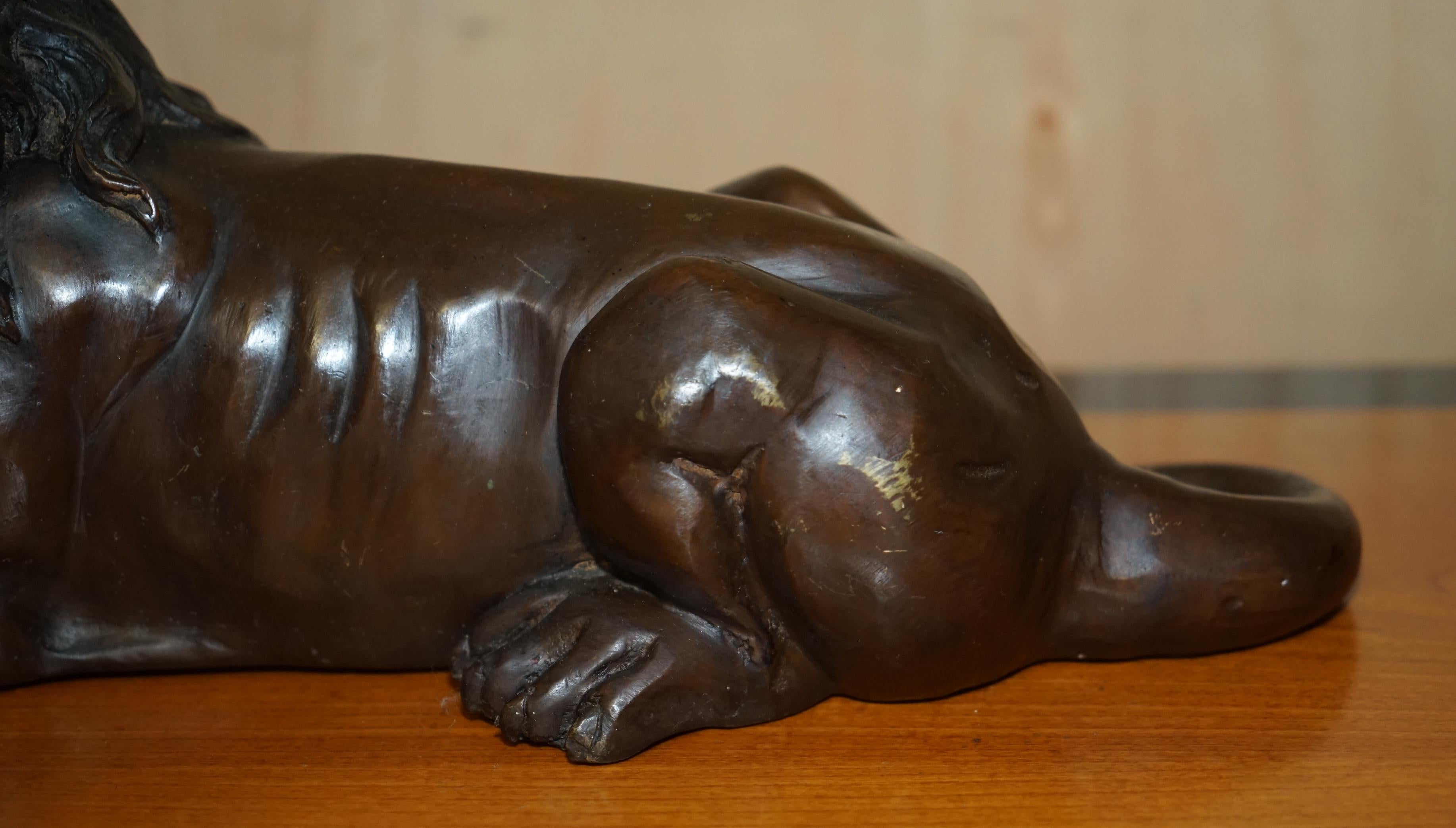 COPPIA DI GRANDI STATUE DI LEONE RECUMBANTE ANTICO IN BRONZO SUPER DECORATIVE DA VEDERE in vendita 8
