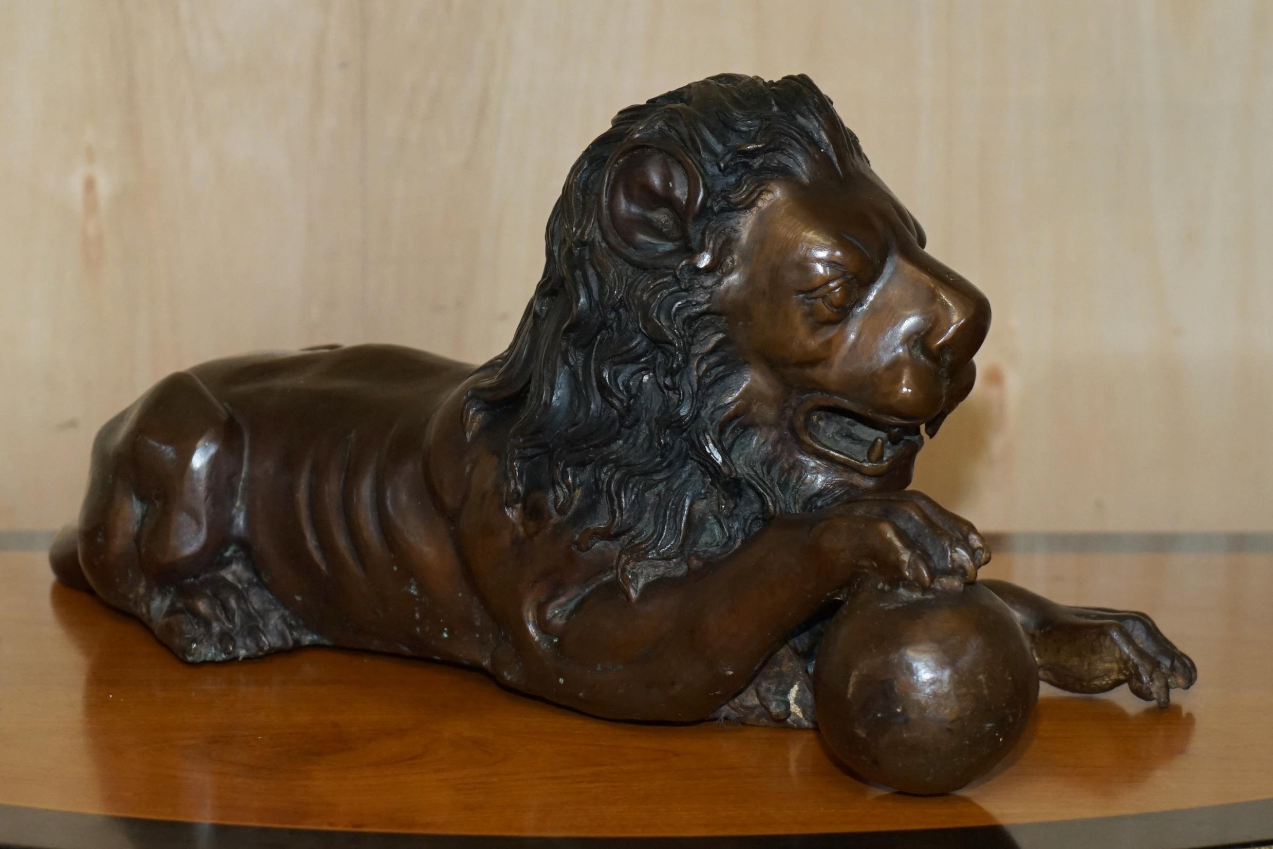 COPPIA DI GRANDI STATUE DI LEONE RECUMBANTE ANTICO IN BRONZO SUPER DECORATIVE DA VEDERE in vendita 11