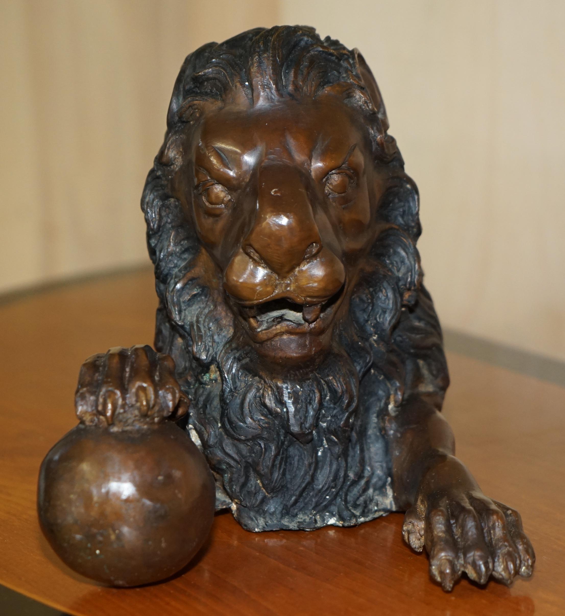 COPPIA DI GRANDI STATUE DI LEONE RECUMBANTE ANTICO IN BRONZO SUPER DECORATIVE DA VEDERE in vendita 12