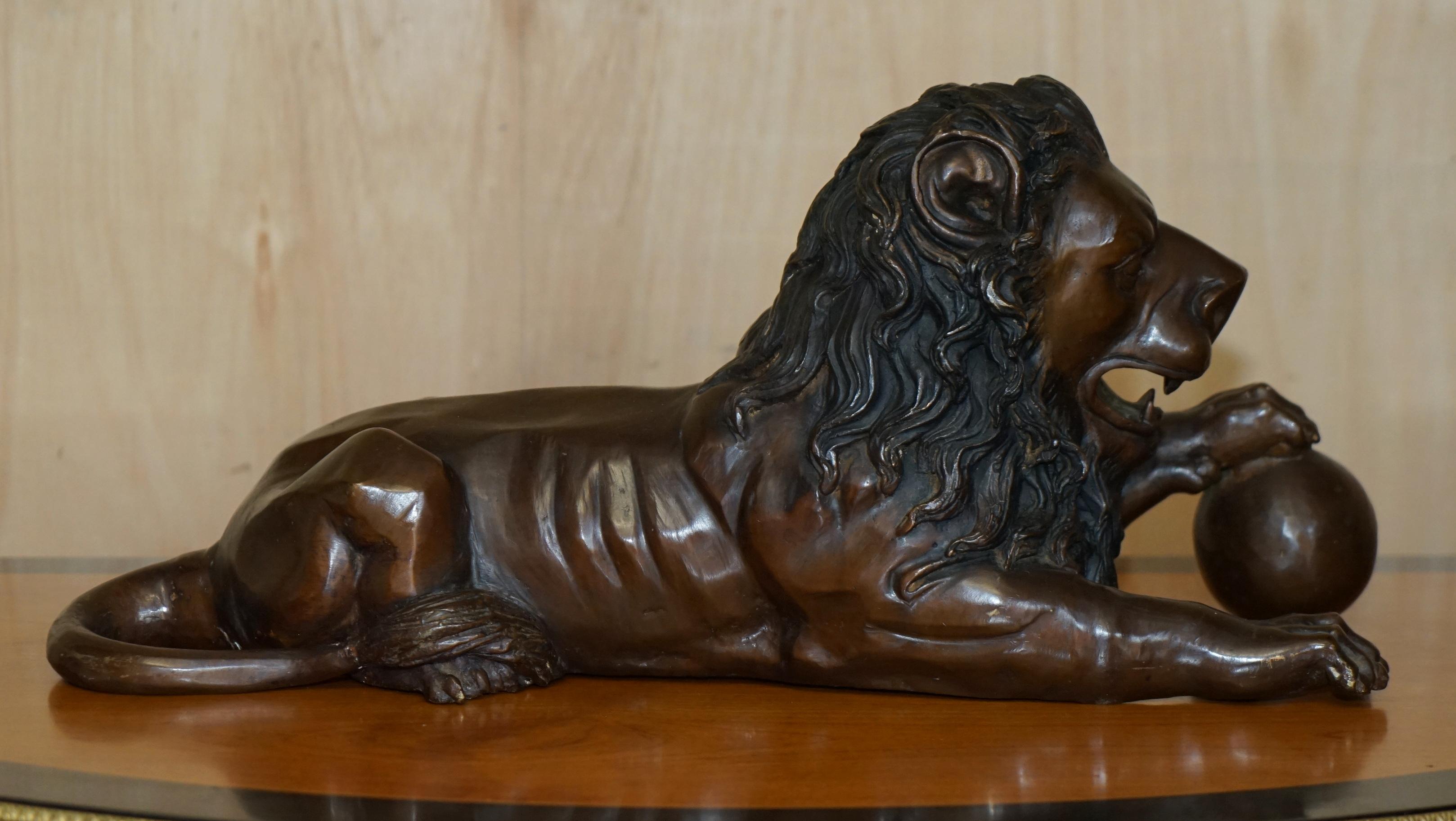 Art Déco COPPIA DI GRANDI STATUE DI LEONE RECUMBANTE ANTICO IN BRONZO SUPER DECORATIVE DA VEDERE in vendita