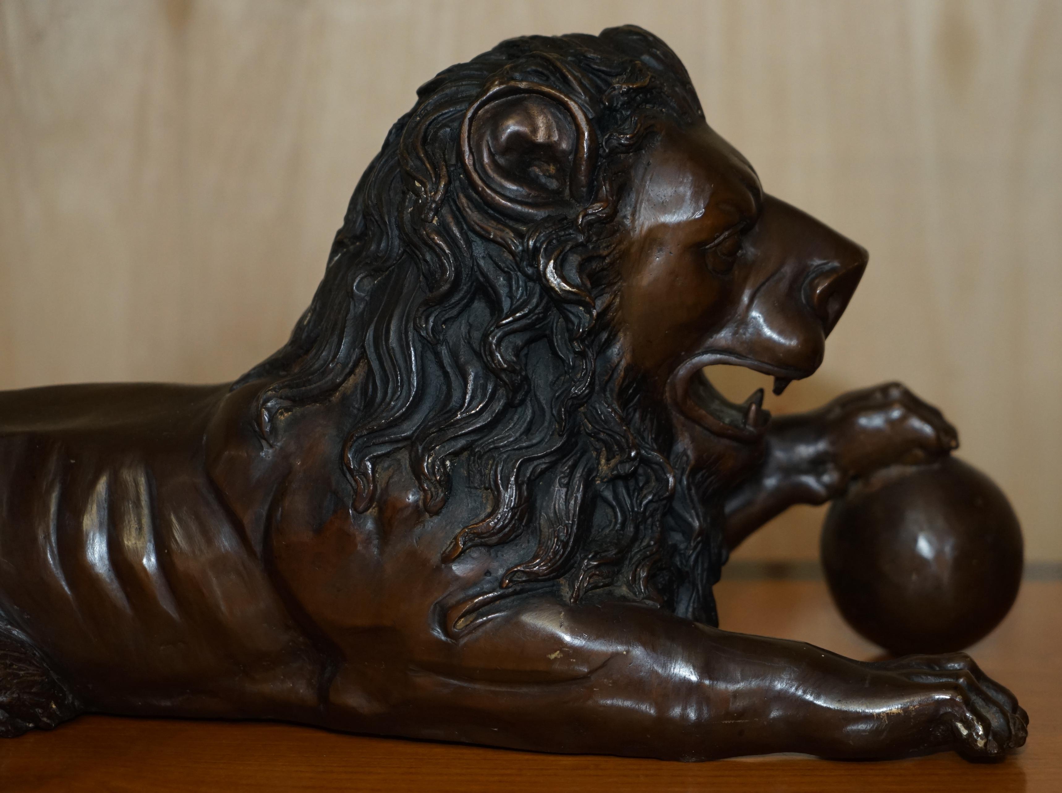 Inglese COPPIA DI GRANDI STATUE DI LEONE RECUMBANTE ANTICO IN BRONZO SUPER DECORATIVE DA VEDERE in vendita