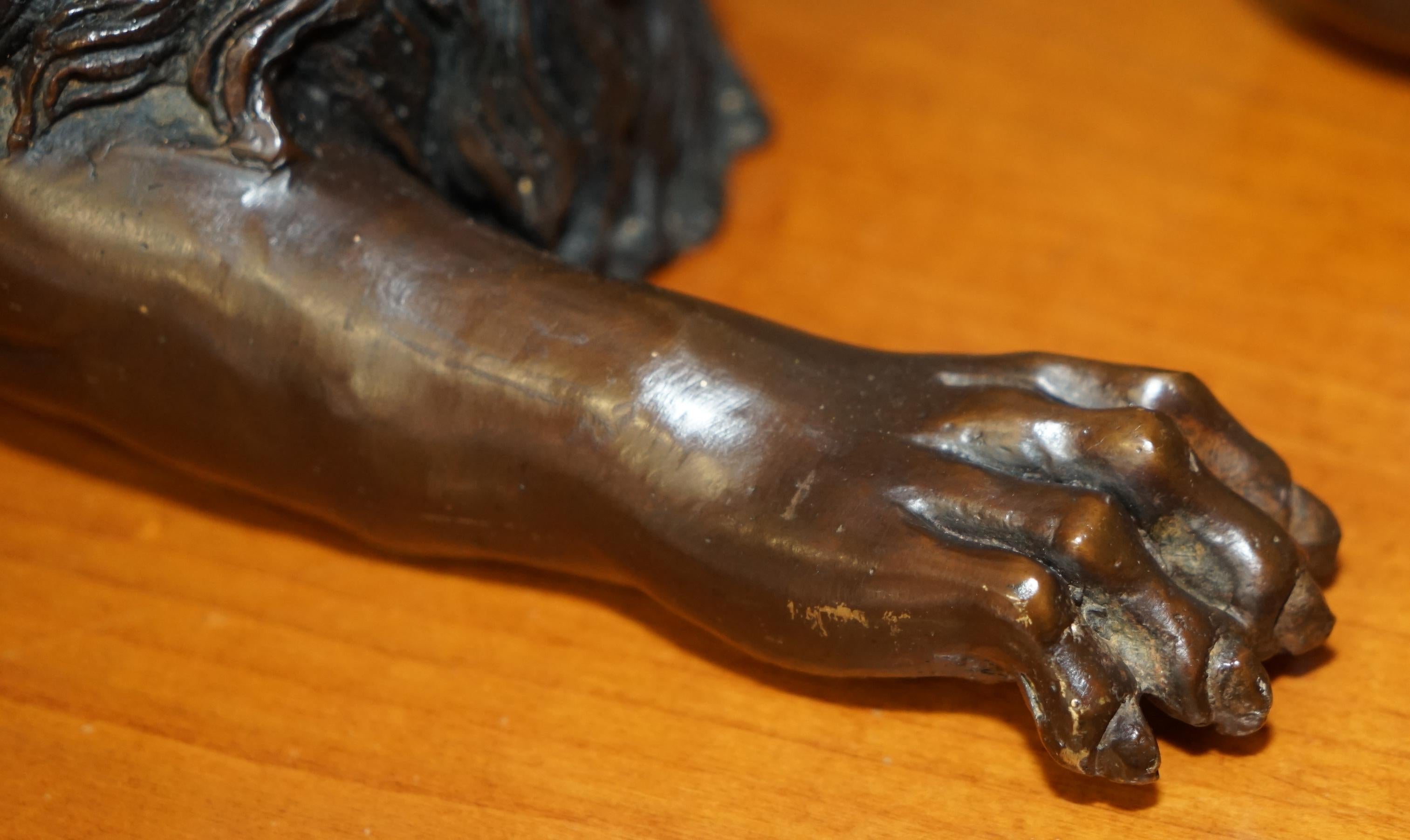 XX secolo COPPIA DI GRANDI STATUE DI LEONE RECUMBANTE ANTICO IN BRONZO SUPER DECORATIVE DA VEDERE in vendita
