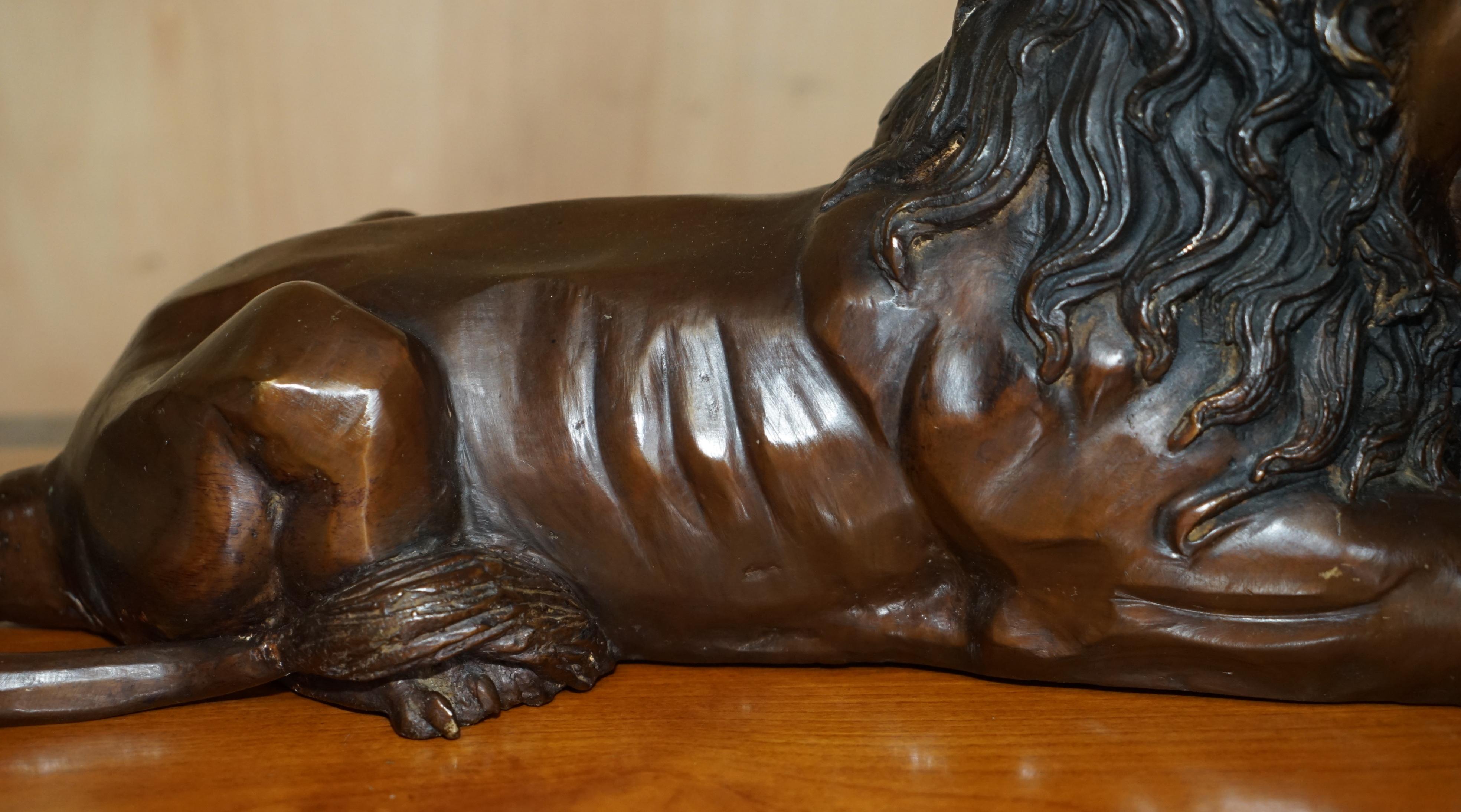 COPPIA DI GRANDI STATUE DI LEONE RECUMBANTE ANTICO IN BRONZO SUPER DECORATIVE DA VEDERE in vendita 1