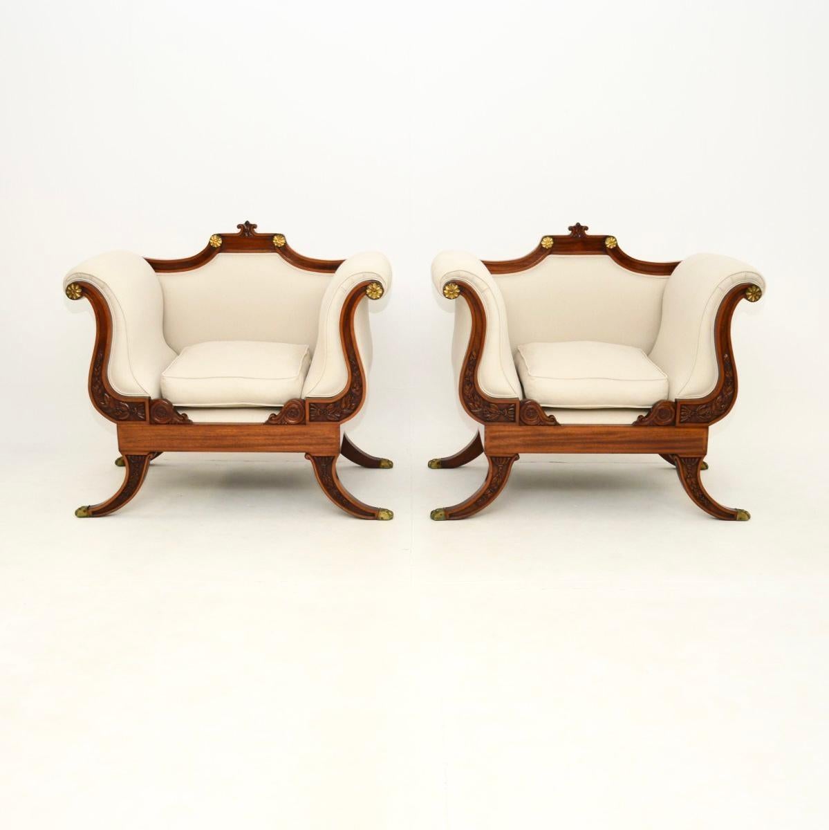 Une paire étonnante et très impressionnante de grands fauteuils anciens de style Regency. Fabriqués en Angleterre, ils datent des années 1920 environ.

Ils ont des proportions très généreuses et sont magnifiquement conçus, la qualité est