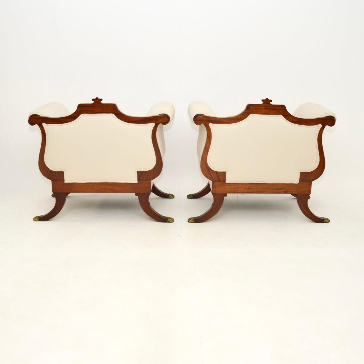 Britannique Paire de grands fauteuils anciens de style Régence en vente