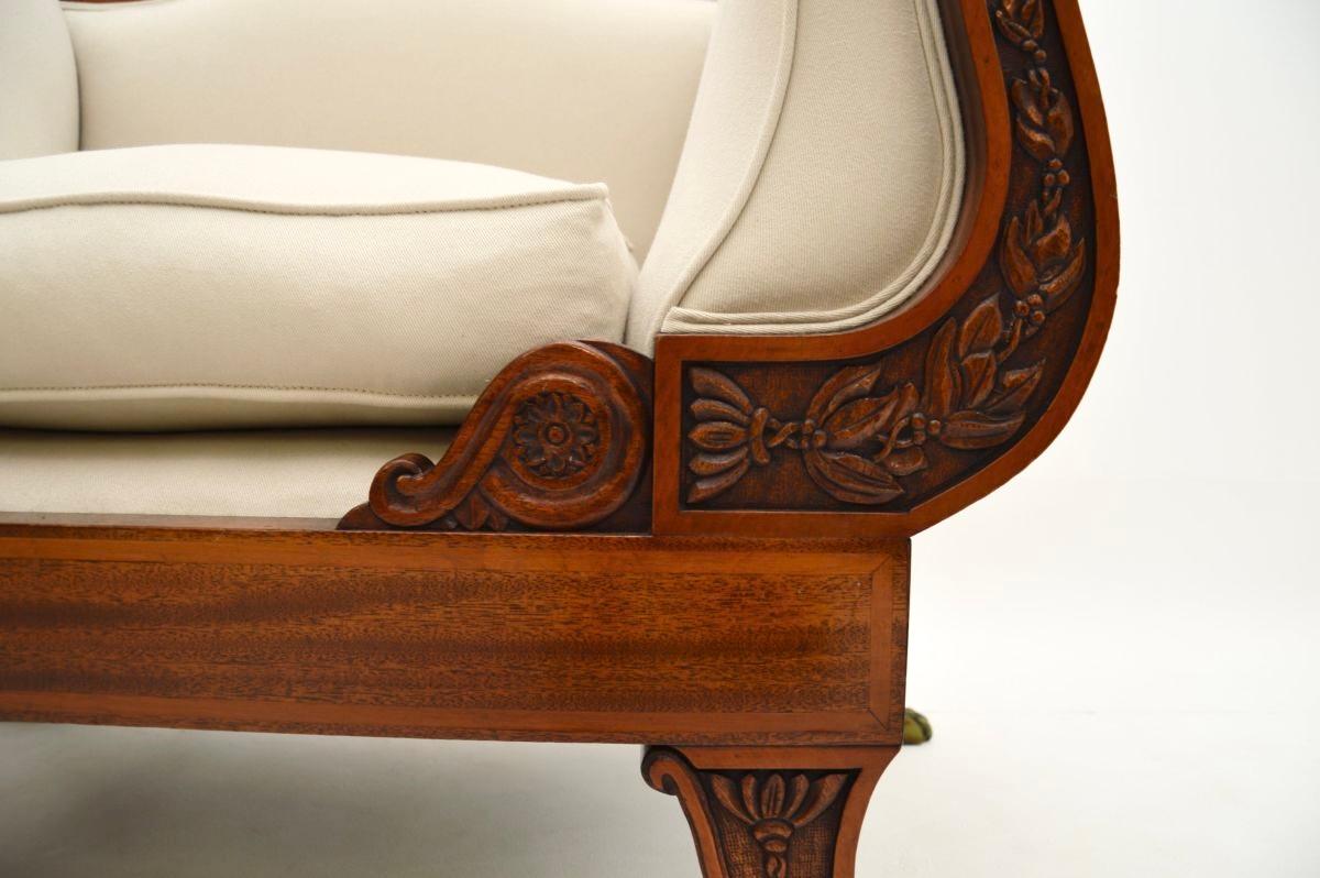 Tissu Paire de grands fauteuils anciens de style Régence en vente