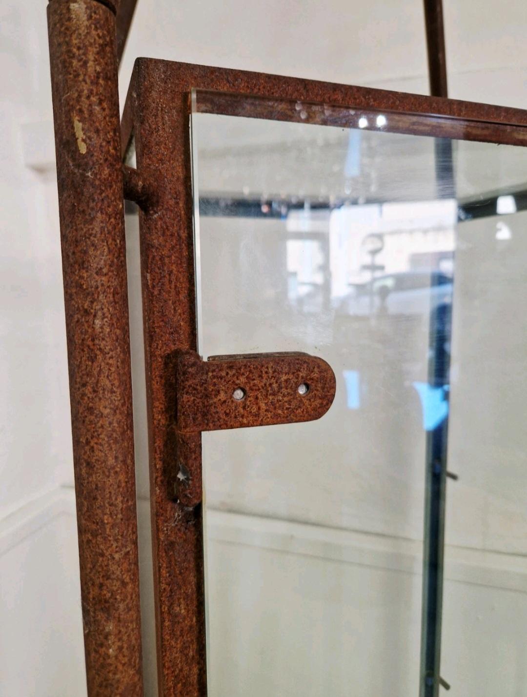 Pareja de grandes vitrinas antiguas de venta al por menor de estilo industrial en venta 3