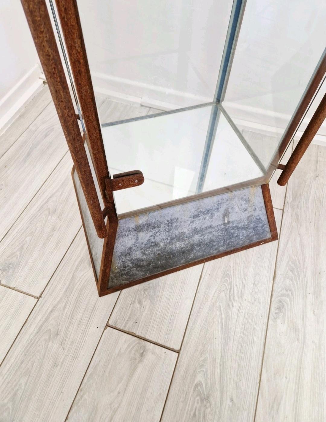 Pareja de grandes vitrinas antiguas de venta al por menor de estilo industrial en venta 4