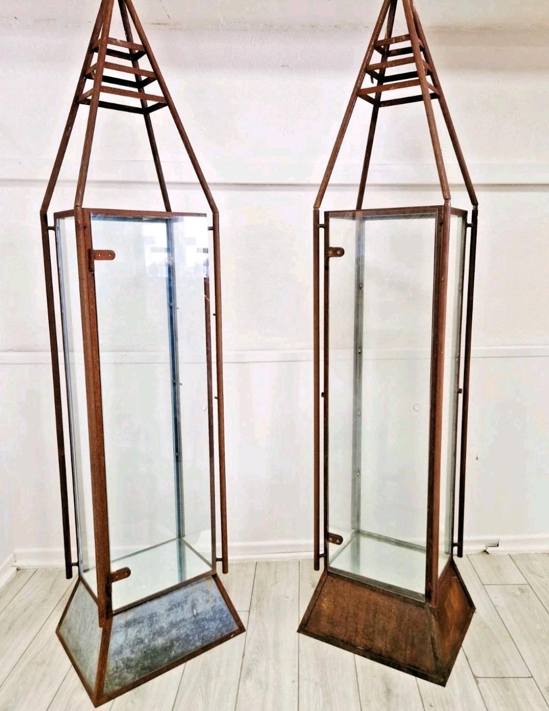 Pareja de grandes vitrinas antiguas de venta al por menor de estilo industrial en venta 5