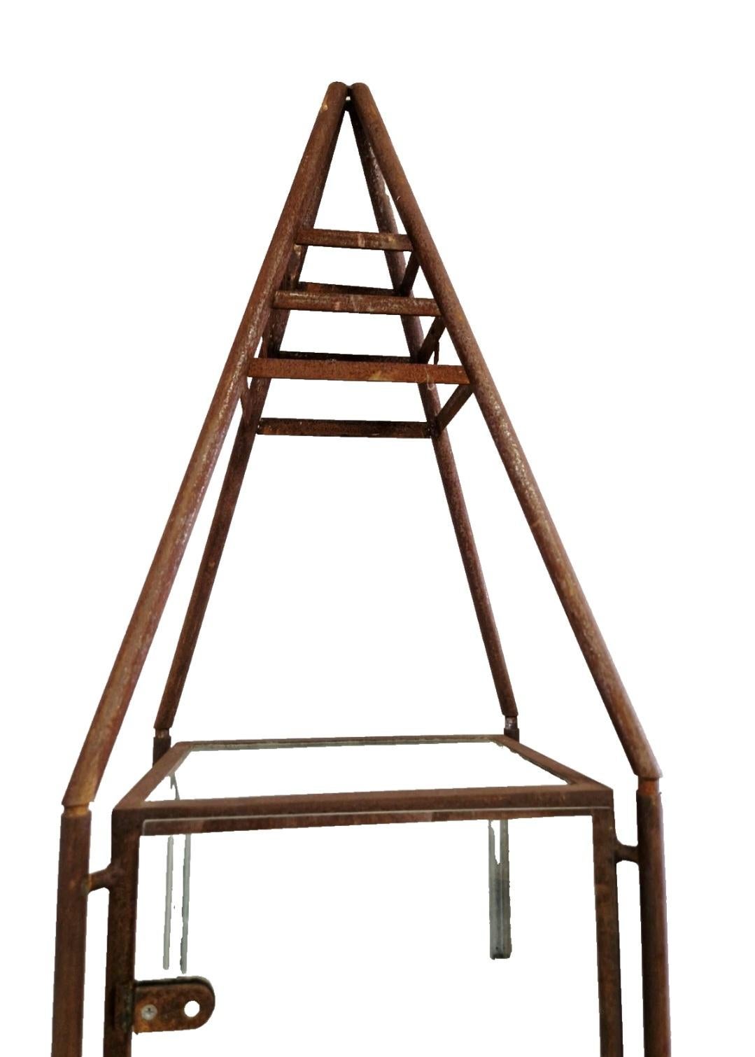 Pareja de grandes vitrinas antiguas de venta al por menor de estilo industrial en venta 6