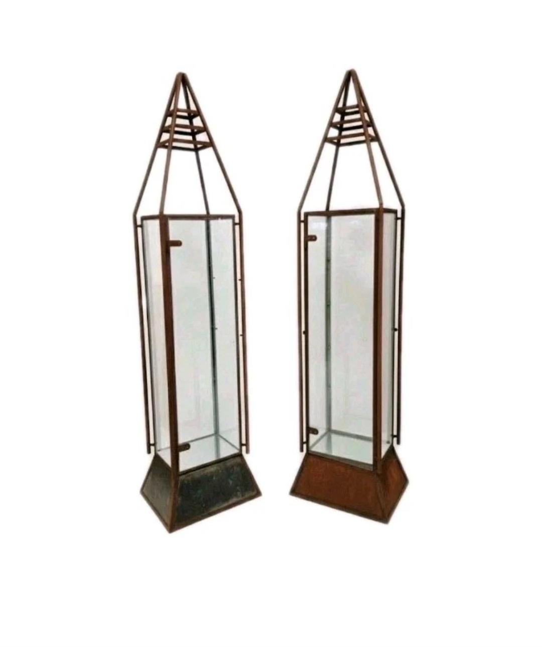 Pareja de grandes vitrinas antiguas de venta al por menor de estilo industrial en venta 9