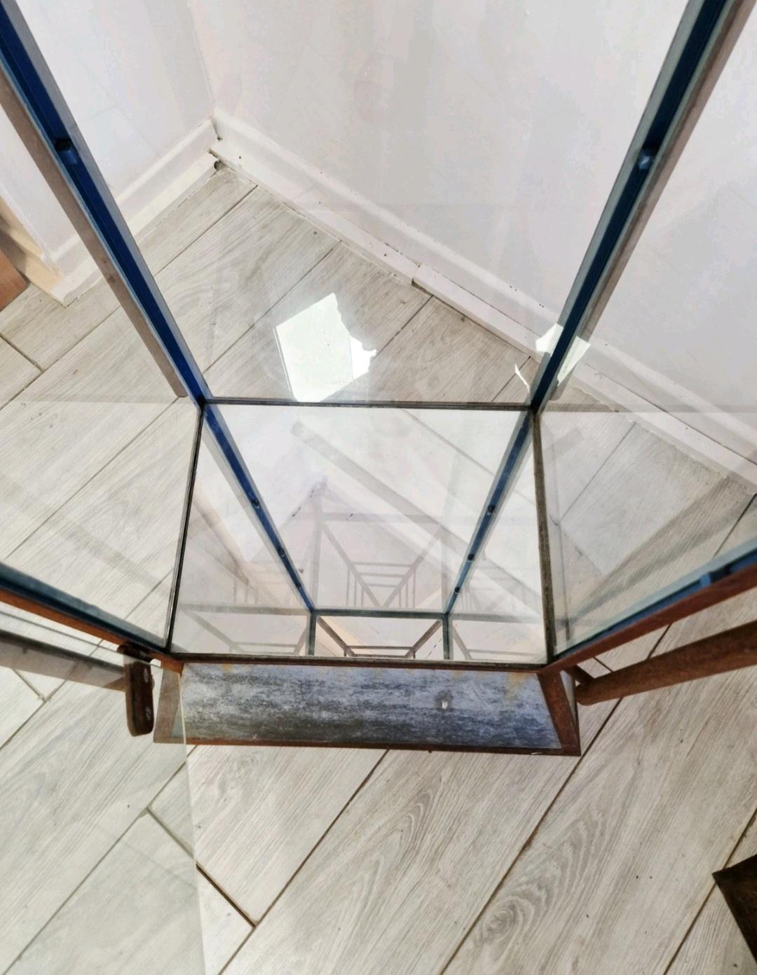 Pareja de grandes vitrinas antiguas de venta al por menor de estilo industrial Industrial en venta