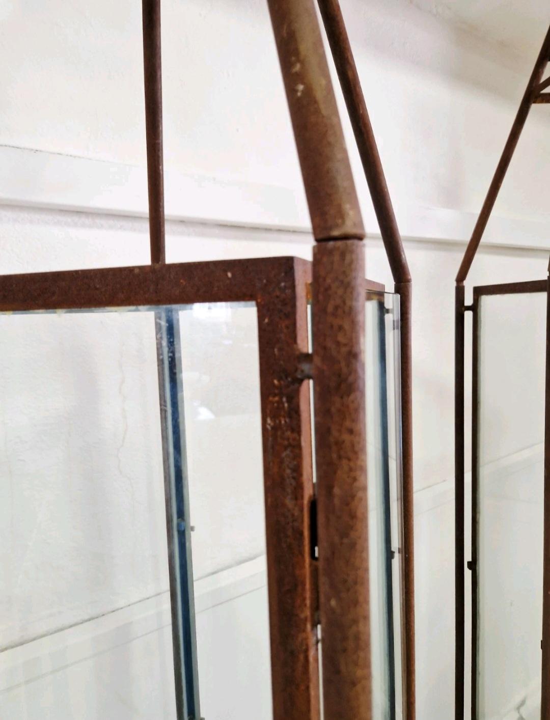 Pareja de grandes vitrinas antiguas de venta al por menor de estilo industrial Metal en venta