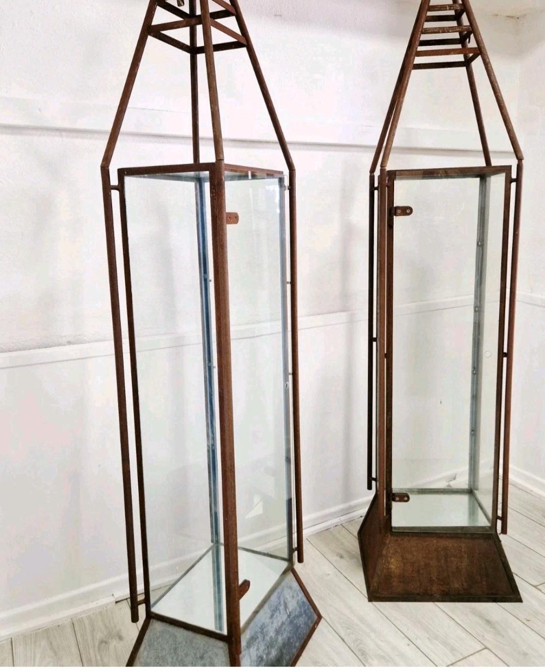 Pareja de grandes vitrinas antiguas de venta al por menor de estilo industrial en venta 1