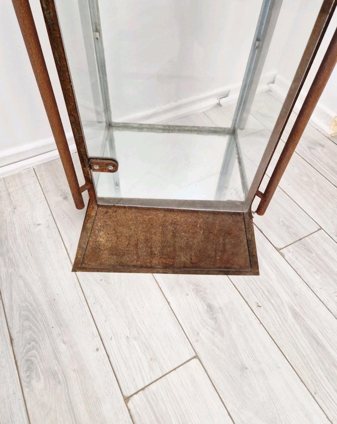 Pareja de grandes vitrinas antiguas de venta al por menor de estilo industrial en venta 2