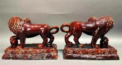 Coppia di grandi leoni medicei antichi in ceramica Rockingham, 1840 ca.
