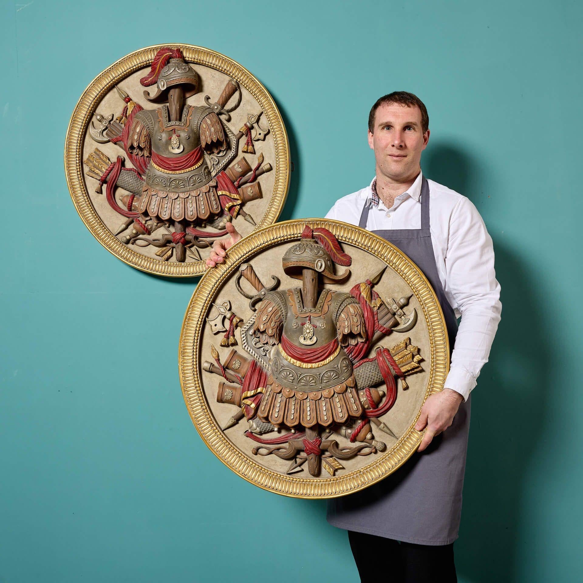Ein beeindruckendes Paar großformatiger geschnitzter Rondelle im antiken römischen Stil aus der Mitte des 19. Jahrhunderts. Diese spektakulären Rondelle, die durch ihr Thema und ihren Maßstab auffallen, sind ein stilvoller Wandschmuck für