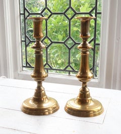 Paar große antike Kerzenständer mit rundem Sockel aus Messing, englisch, 19. Jahrhundert