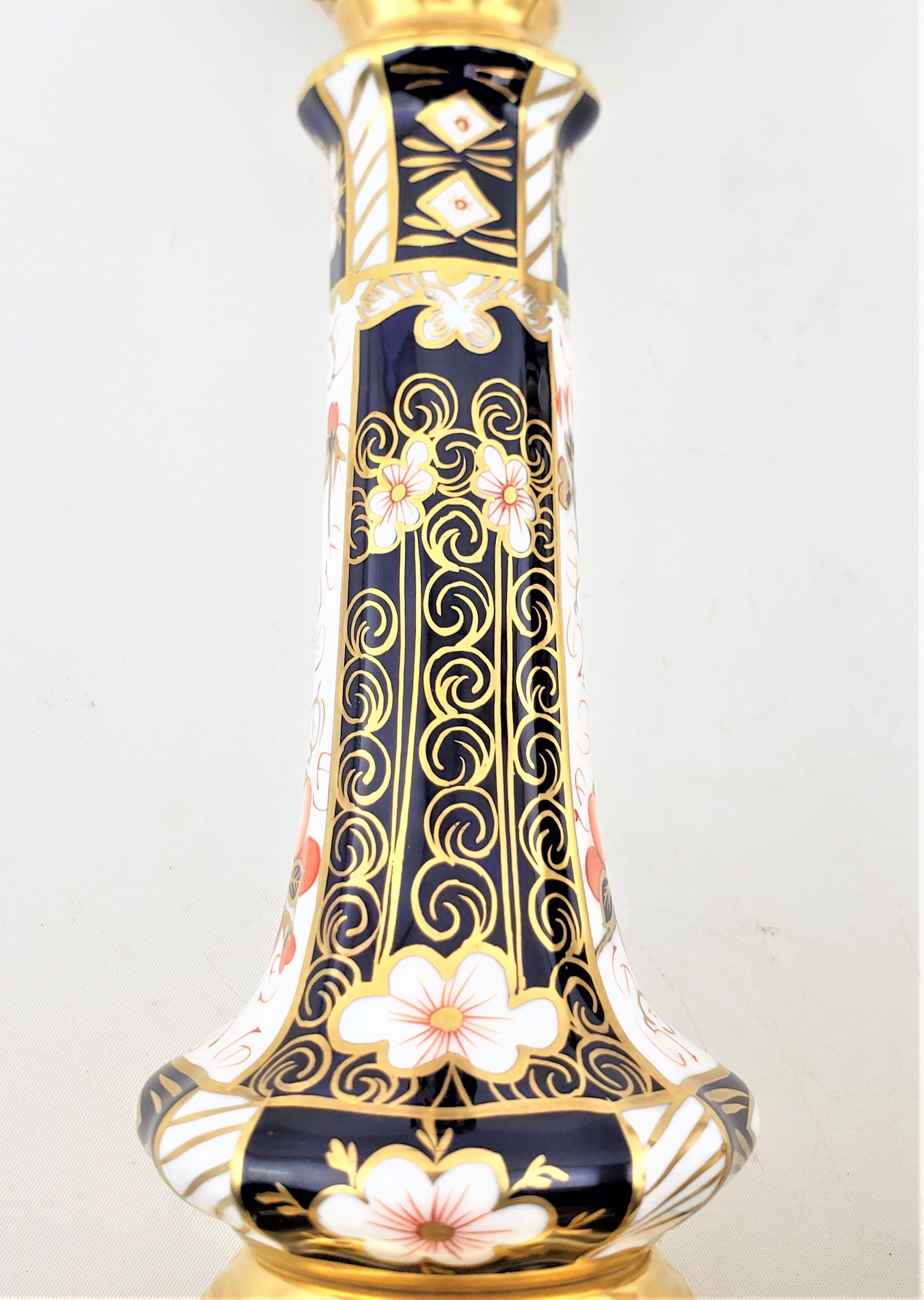 Paire de grands chandeliers anciens à dauphin Royal Crown Derby 2451 Imari en vente 10