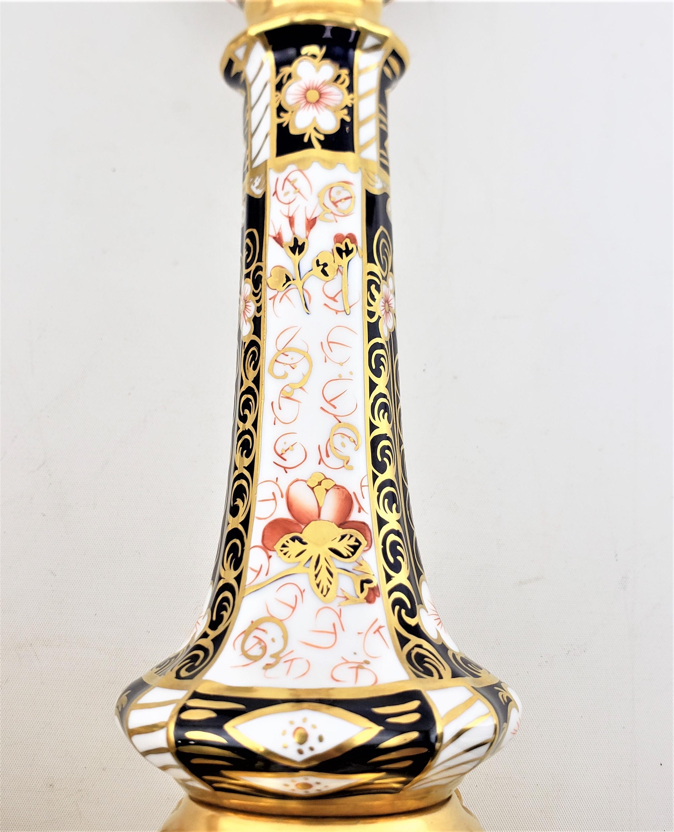 Paire de grands chandeliers anciens à dauphin Royal Crown Derby 2451 Imari en vente 11
