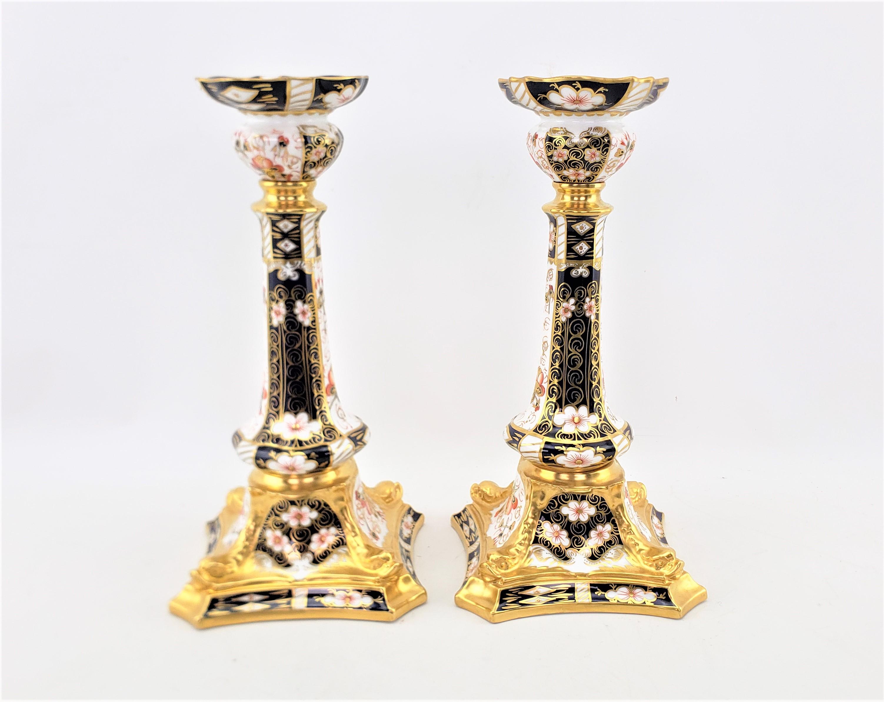 Japonisme Paire de grands chandeliers anciens à dauphin Royal Crown Derby 2451 Imari en vente