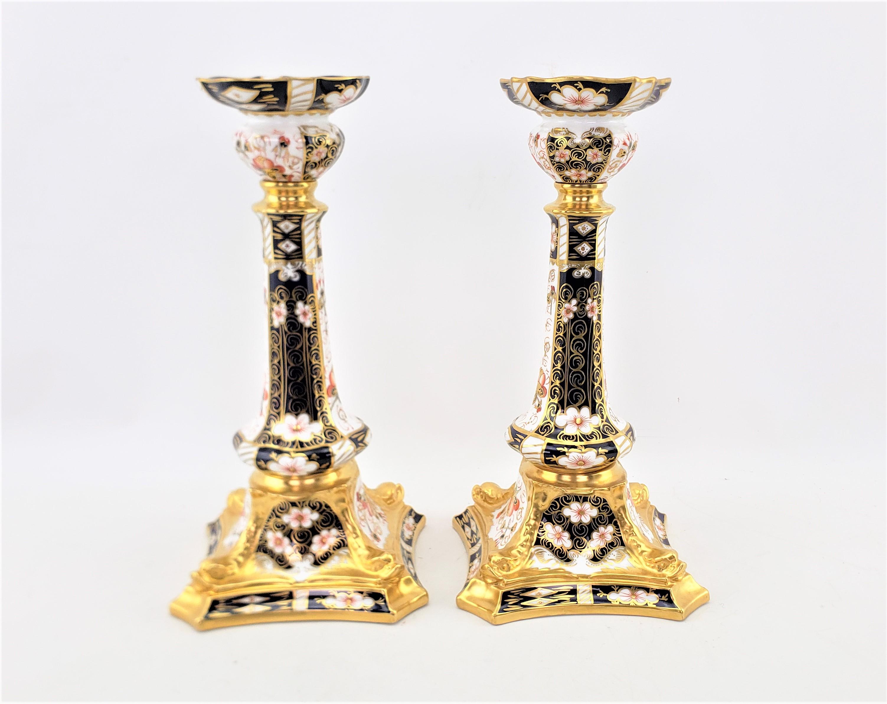 Paar große antike Royal Crown Derby 2451 Imari Delphin-Kerzenständer mit Delphin-Motiv (Japonismus) im Angebot