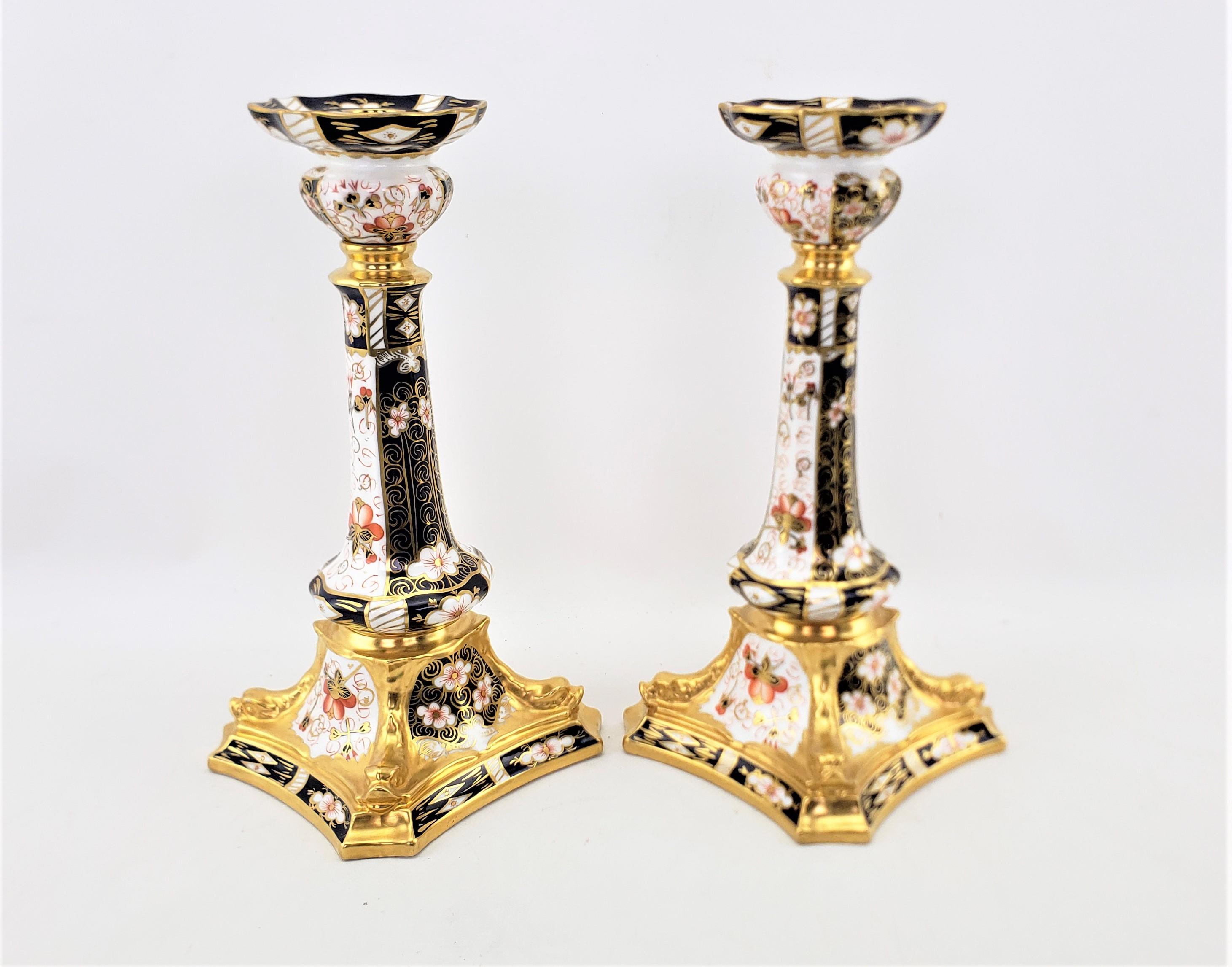 Anglais Paire de grands chandeliers anciens à dauphin Royal Crown Derby 2451 Imari en vente