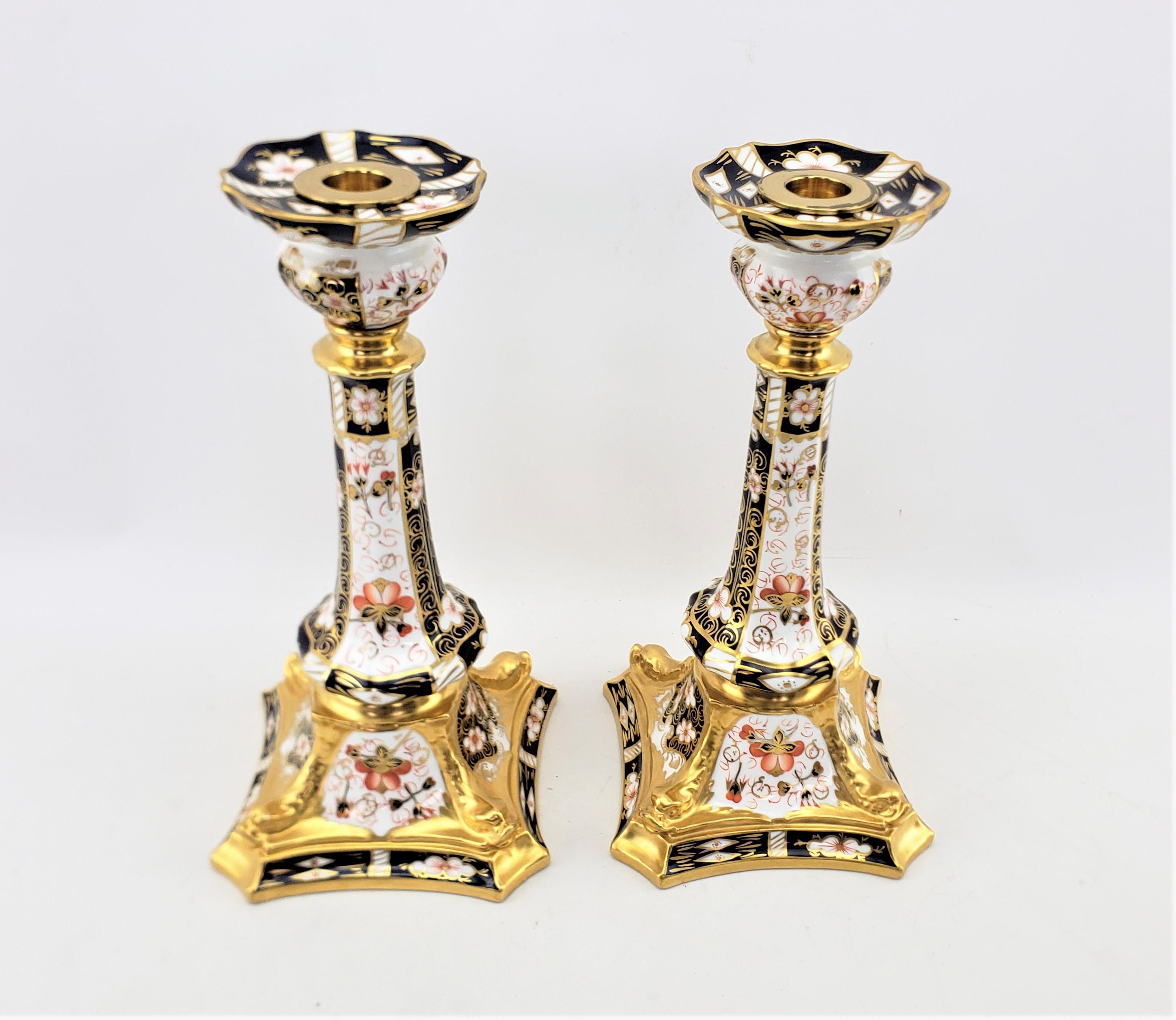 Peint à la main Paire de grands chandeliers anciens à dauphin Royal Crown Derby 2451 Imari en vente