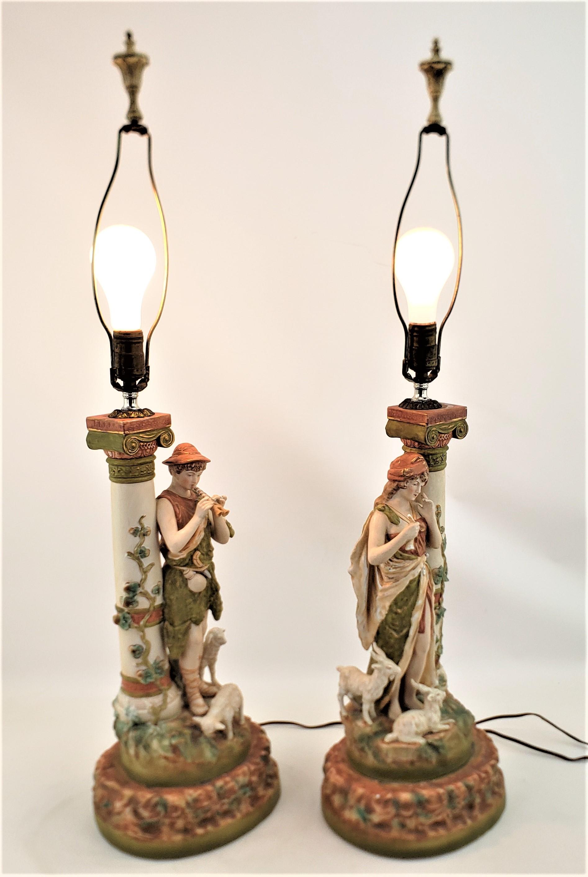 Paire de grandes lampes de bureau anciennes attribuées à Royal Dux avec des figures néoclassiques en vente 2